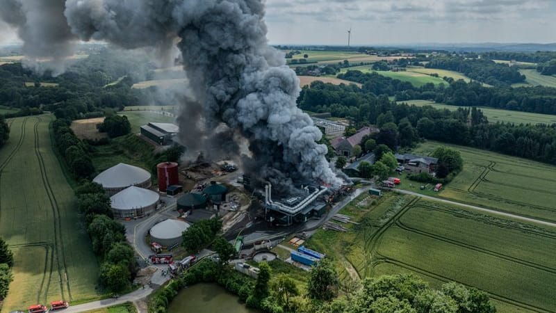 Dichter Rauch über Kartoffelfabrik: Einsatzkräfte verhindern Flammenübergriff auf Biogasanlage.