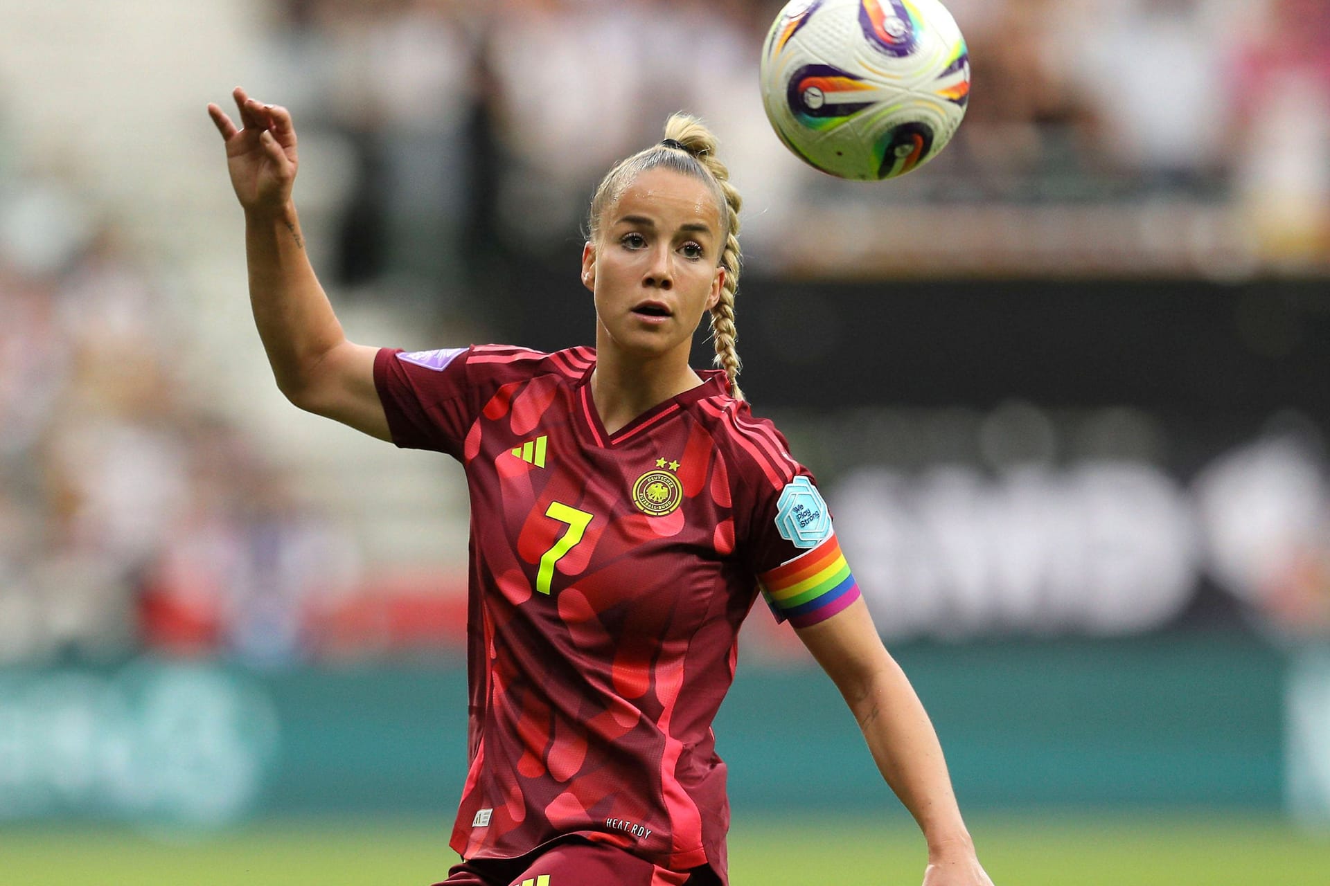 Giulia Gwinn: Sie führt das DFB-Team als Kapitänin auf das Feld.