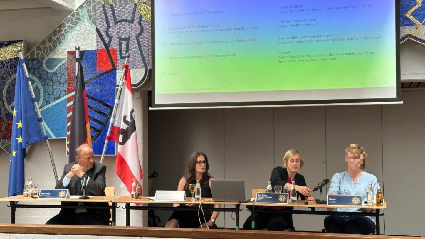 Von links nach rechts: Stefan Redlich, stellvertretender Leiter des Landeskriminalamtes; Prof. Dr. Meike Ramon, die das Projekt wissenschaftlich begleitet hat; Ann-Cathrin Spranger-Rittmann, Stellvertretende Dezernatsleitung Zentralstelle Cybercrime; Claudia, "Super Recognizerin".