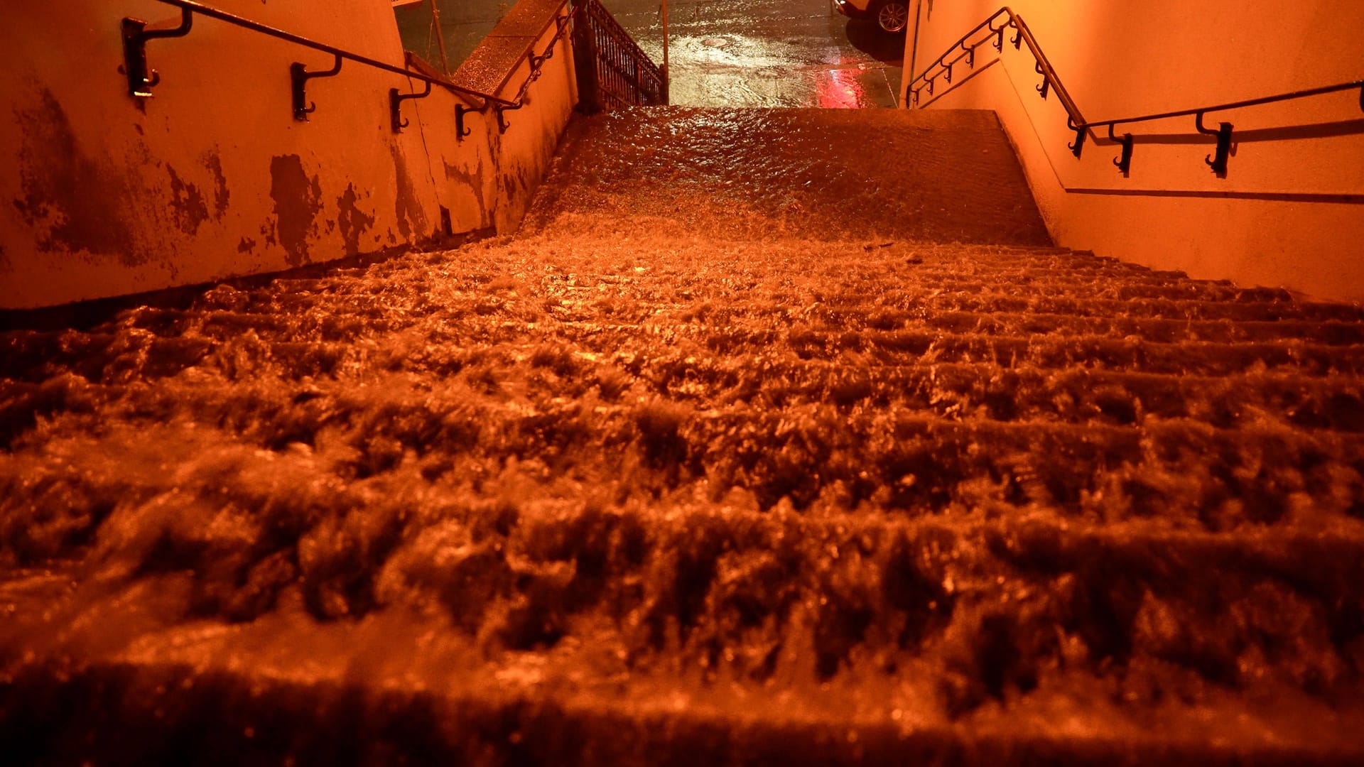 In Annaberg-Buchholz wurden Treppenaufgänge zu reißenden Bächen: Heftige Unwetter zogen durch Bayern und das Erzgebirge.