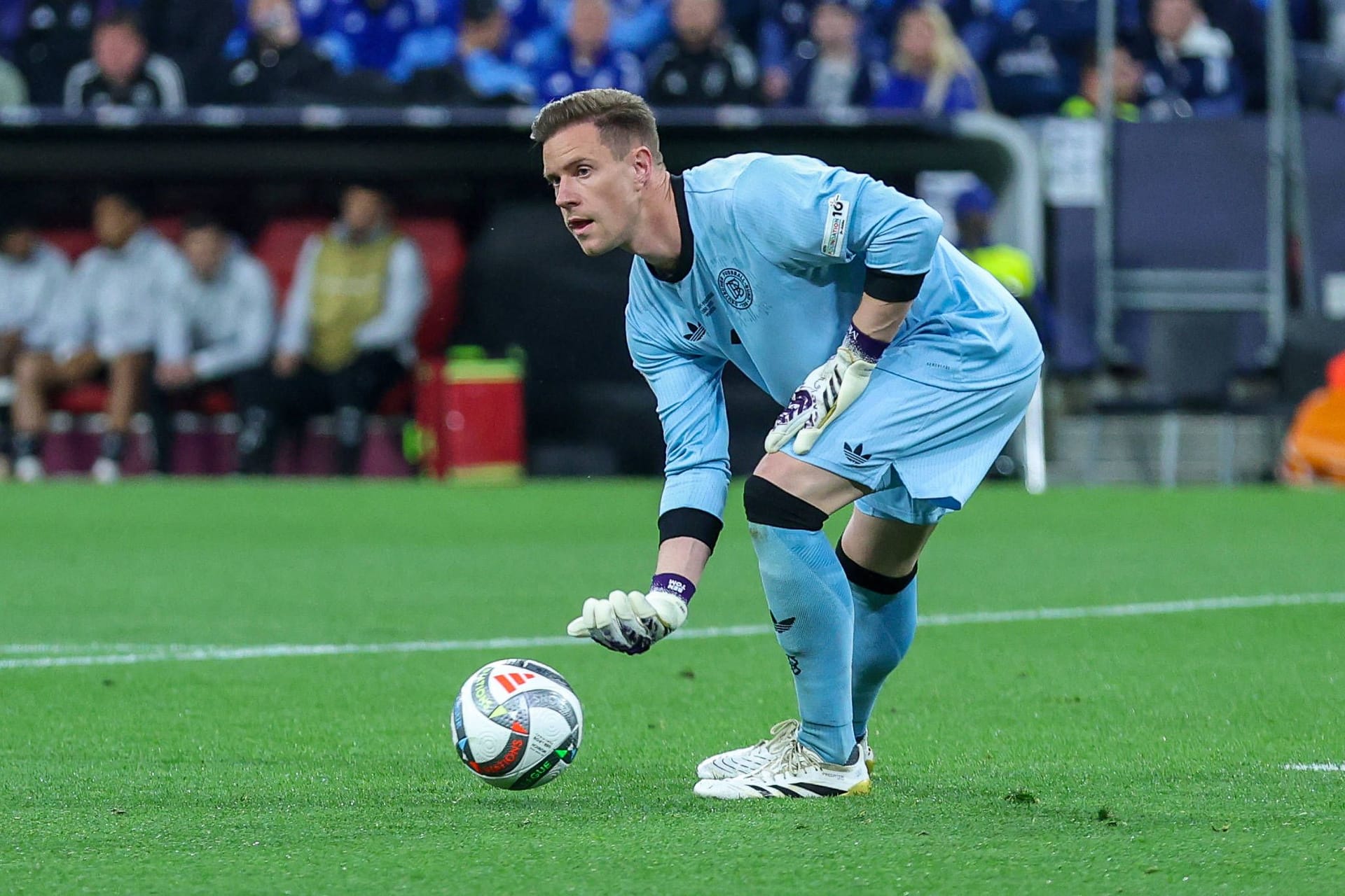 Marc-André ter Stegen: Feierte sein Comeback im DFB-Tor nach seinem Patellasehnenriss im Knie. Bei den Gegentreffern war er machtlos. Kurz vor Schluss rettete er sein Team mit einer doppelten Weltklasseparade vor einem weiteren Gegentor. Note 2 Marc-André ter Stegen: Feierte sein Comeback im DFB-Tor nach seinem Patellasehnenriss im Knie. Bei den Gegentreffern war er machtlos. Kurz vor Schluss rettete er sein Team mit einer doppelten Weltklasseparade vor einem weiteren Gegentor. Note 2
