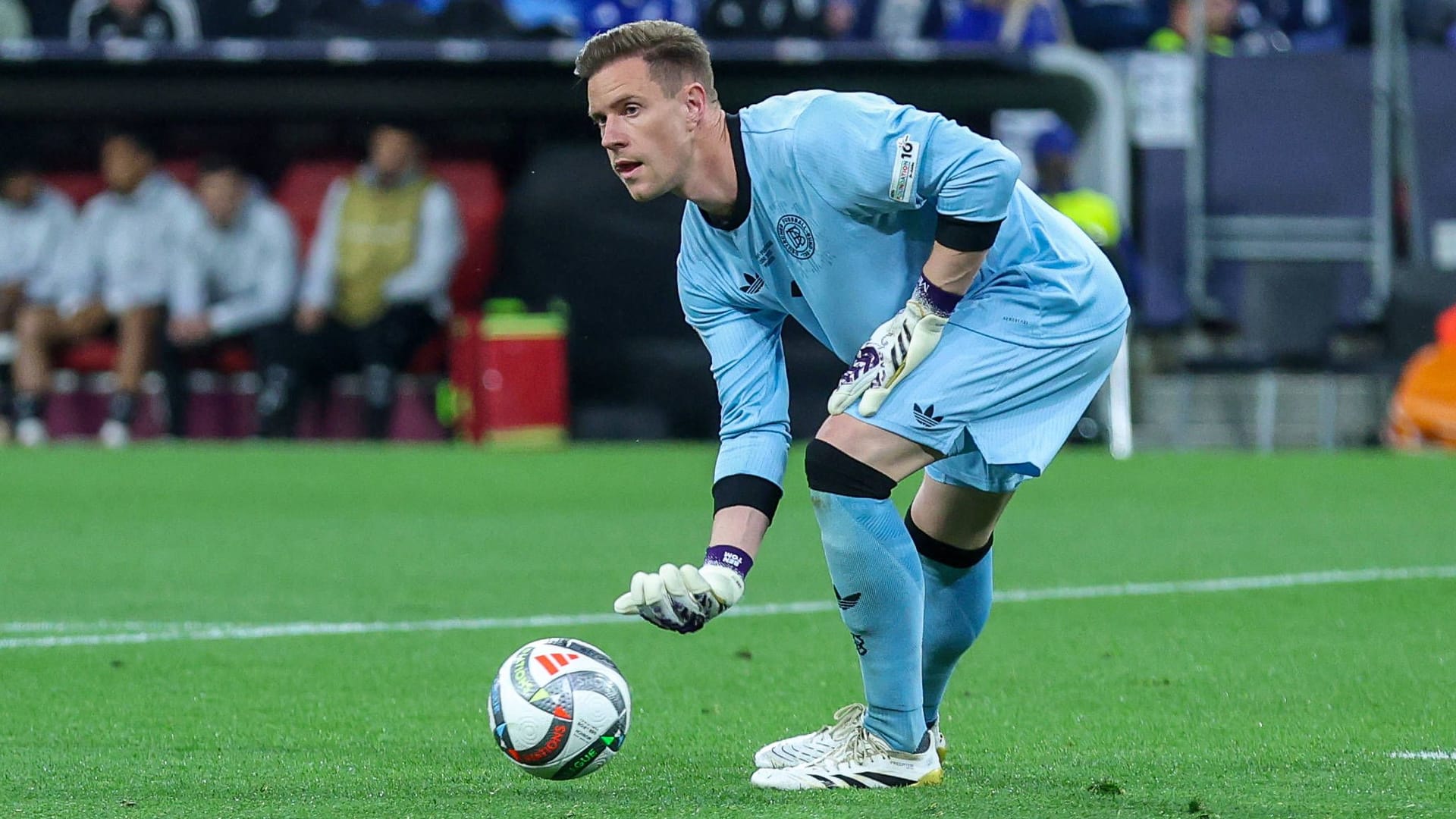 Marc-André ter Stegen: Feierte sein Comeback im DFB-Tor nach seinem Patellasehnenriss im Knie. Bei den Gegentreffern war er machtlos. Kurz vor Schluss rettete er sein Team mit einer doppelten Weltklasseparade vor einem weiteren Gegentor. Note 2