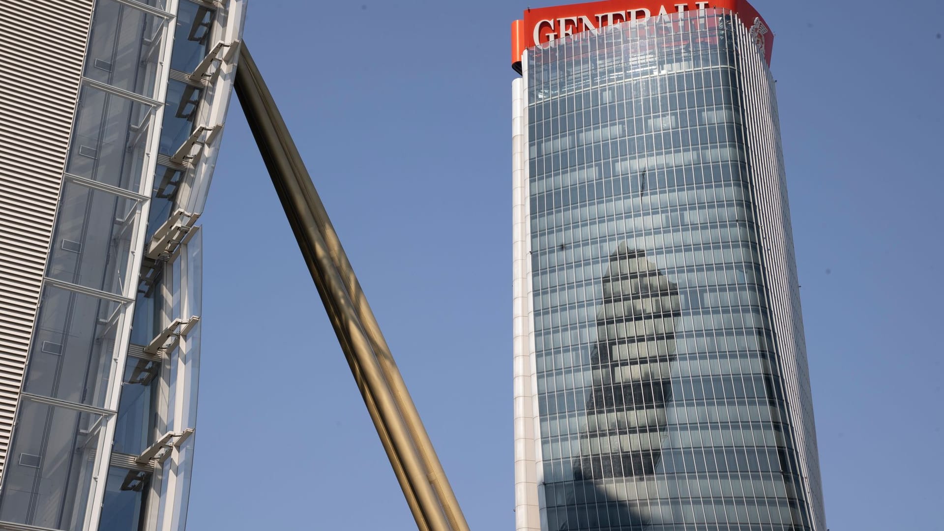 Werbeschild auf Hochhaus in Mailand umgestürzt