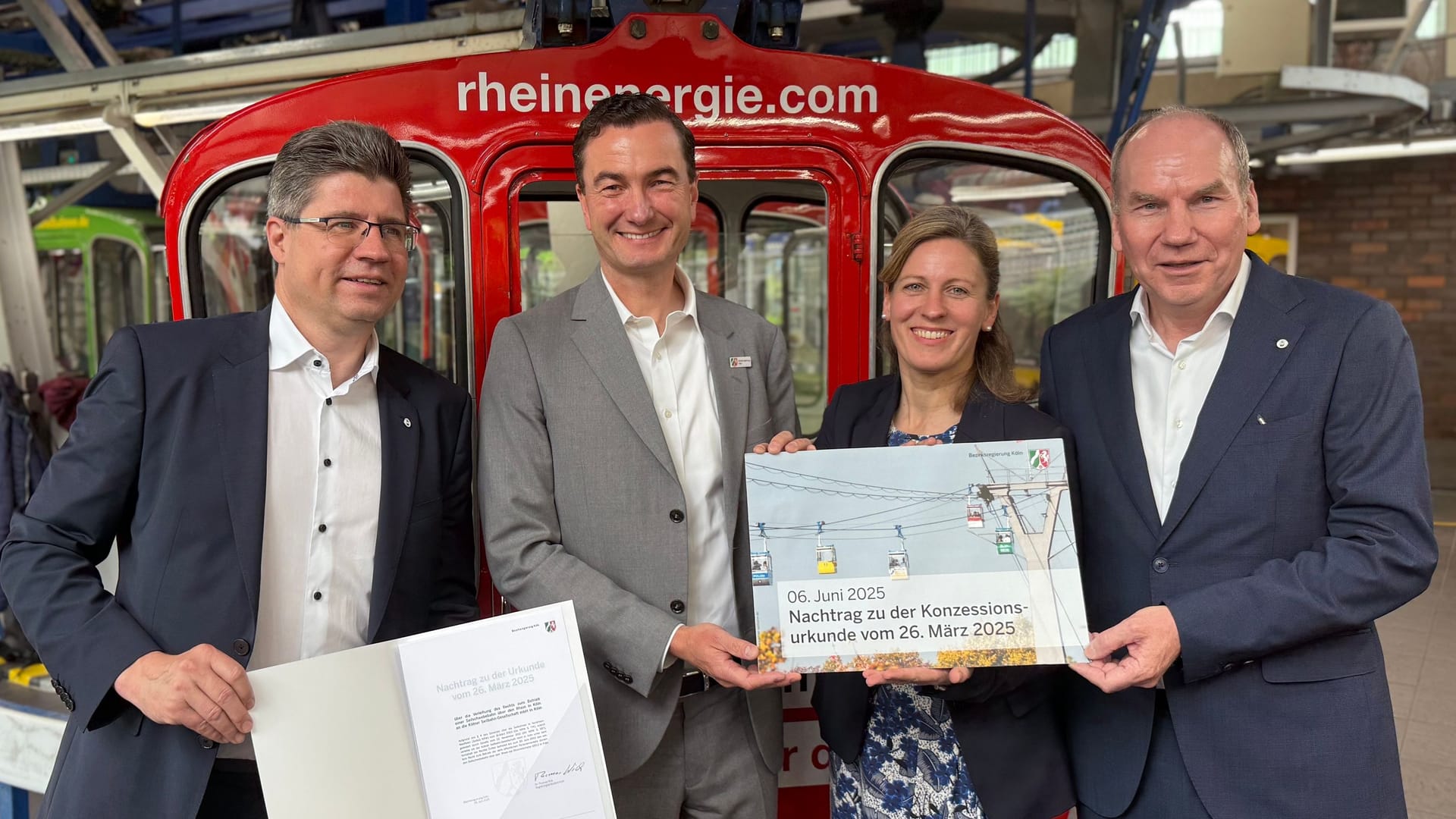 Der Seilbahn-Betrieb bis 2042 steht: Martin Süß, Regierungspräsident Dr. Thomas Wilk, Sonja Lorsy und KVB-Vorstand Jörn Schwarze (v.l.n.r.) in der Seilbahn-Station am Zoo.