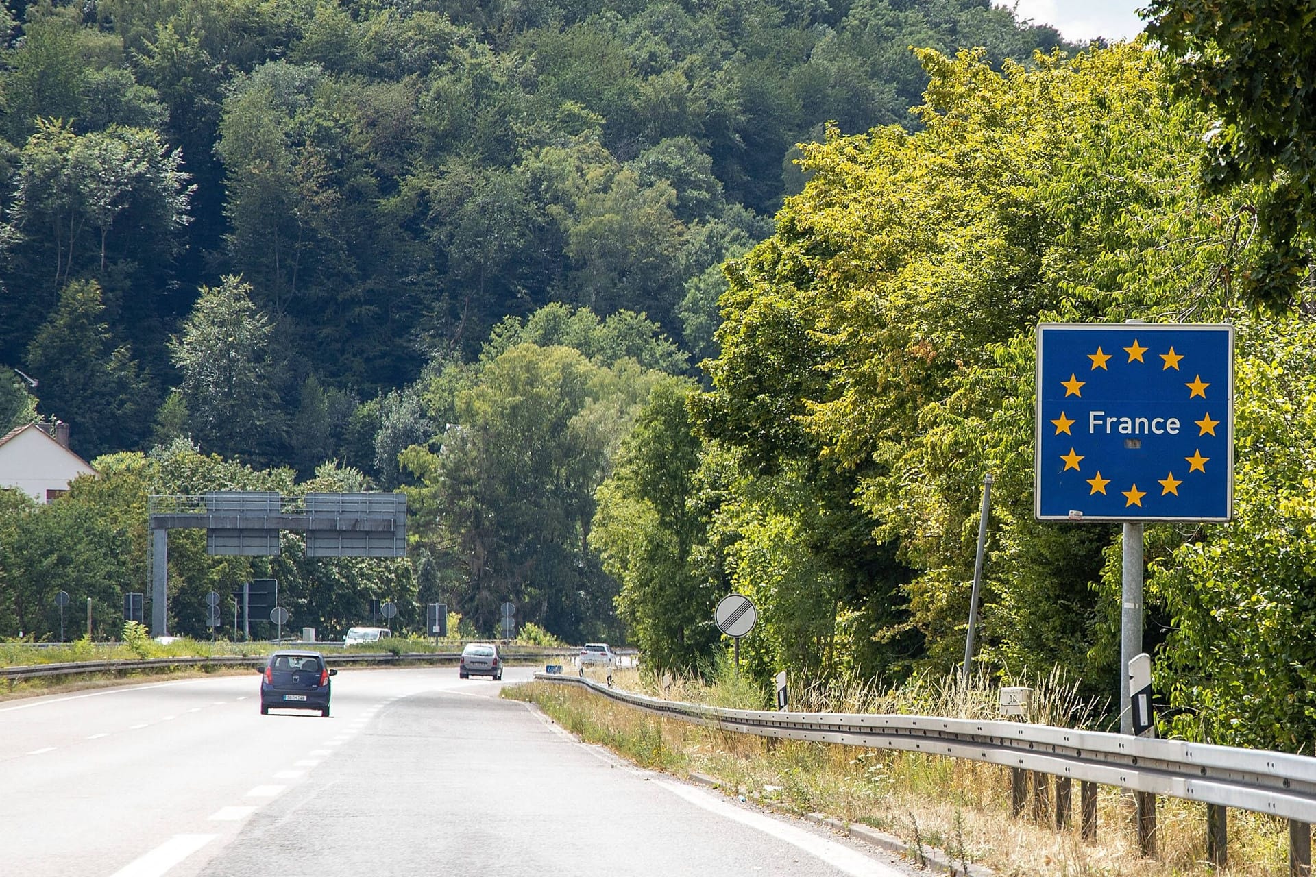 Autofahrer in Frankreich im Visier von Betrügern: Kriminelle verschicken gefälschte Mautforderungen per SMS und E-Mail.