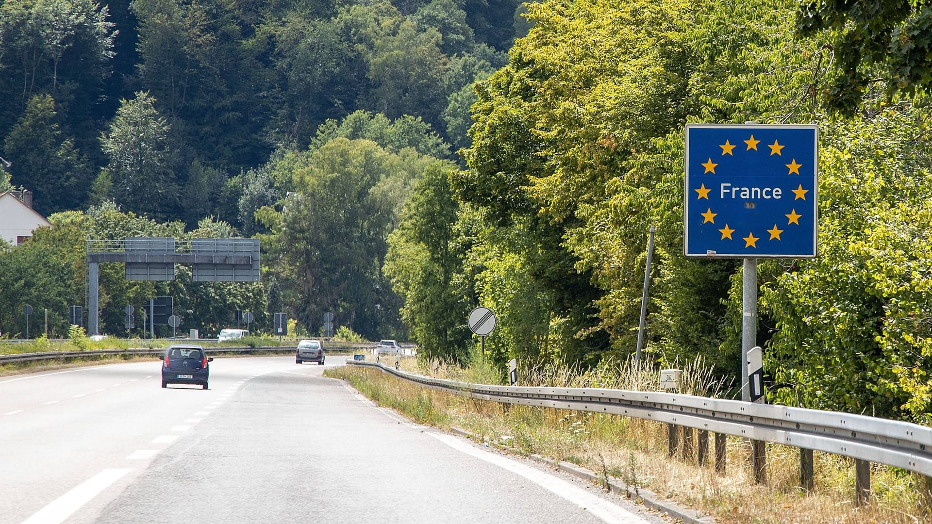 Autofahrer in Frankreich im Visier von Betrügern: Kriminelle verschicken gefälschte Mautforderungen per SMS und E-Mail. Autofahrer in Frankreich im Visier von Betrügern: Kriminelle verschicken gefälschte Mautforderungen per SMS und E-Mail.
