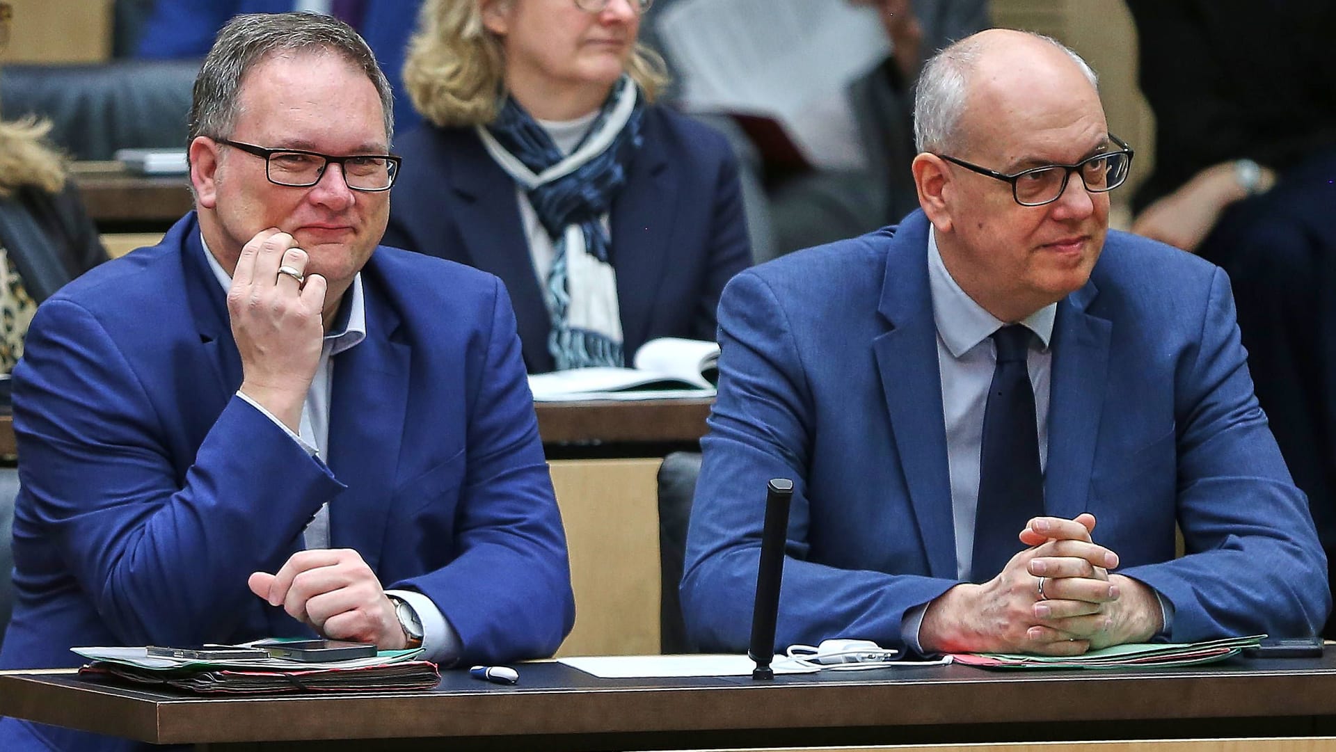 Finanzsenator Björn Fecker (Grüne) und Bürgermeister Andreas Bovenschulte (SPD) im Bundesrat (Archivfoto): Die beiden wollen in Bremen kräftig sparen. Finanzsenator Björn Fecker (Grüne) und Bürgermeister Andreas Bovenschulte (SPD) im Bundesrat (Archivfoto): Die beiden wollen in Bremen kräftig sparen.