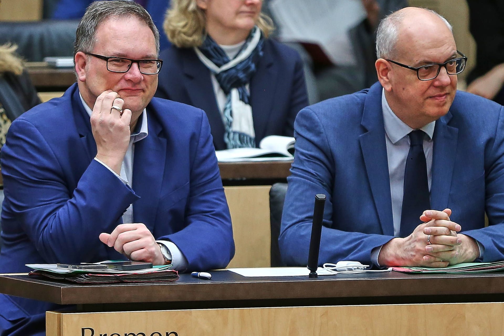 Finanzsenator Björn Fecker (Grüne) und Bürgermeister Andreas Bovenschulte (SPD) im Bundesrat (Archivfoto): Die beiden wollen in Bremen kräftig sparen.