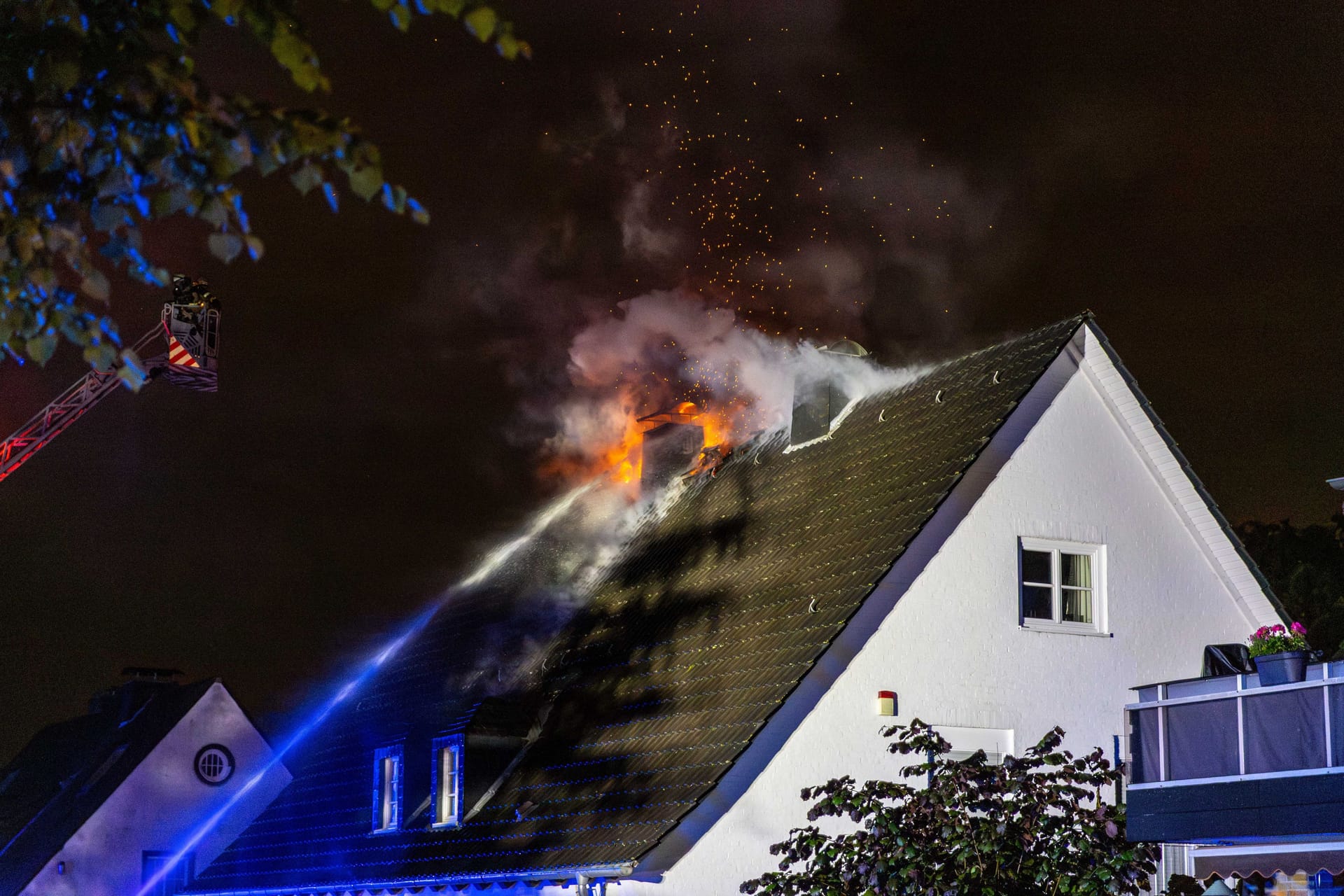 Dach in Flammen: In Essen-Bredeney fing ein Haus nach einem Blitzeinschlag Feuer.