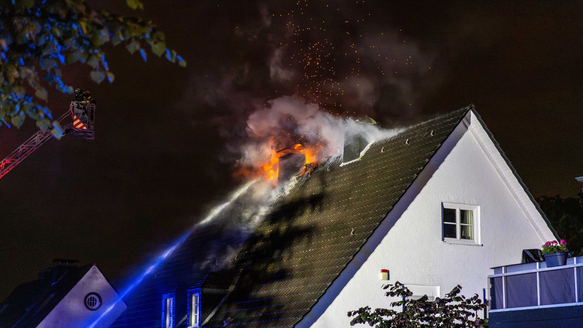 Dach in Flammen: In Essen-Bredeney fing ein Haus nach einem Blitzeinschlag Feuer. Dach in Flammen: In Essen-Bredeney fing ein Haus nach einem Blitzeinschlag Feuer.