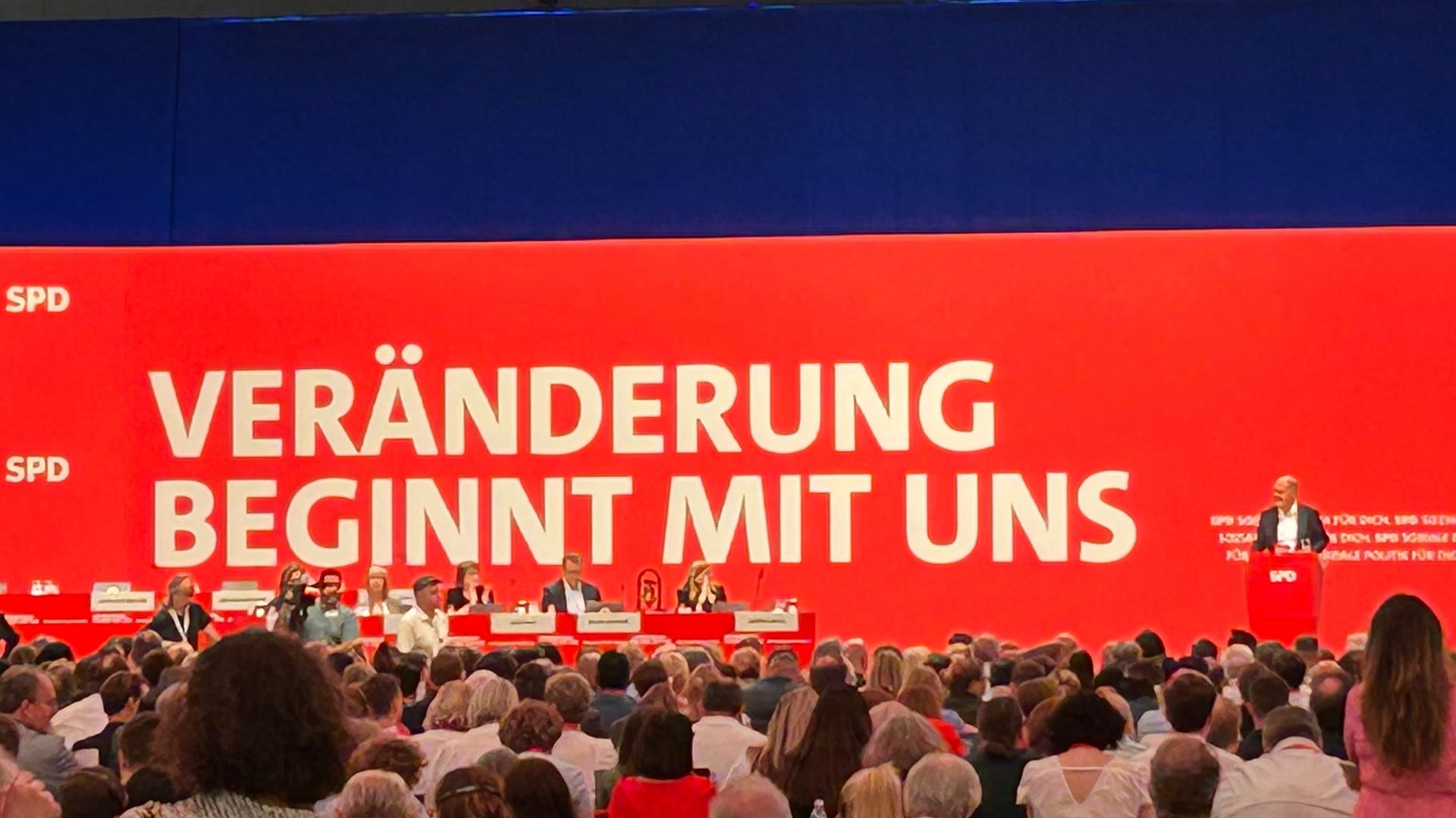 SPD-Parteitag mit Scholz am Rednerpult: Zukunft und Vergangenheit auf einer Bühne.