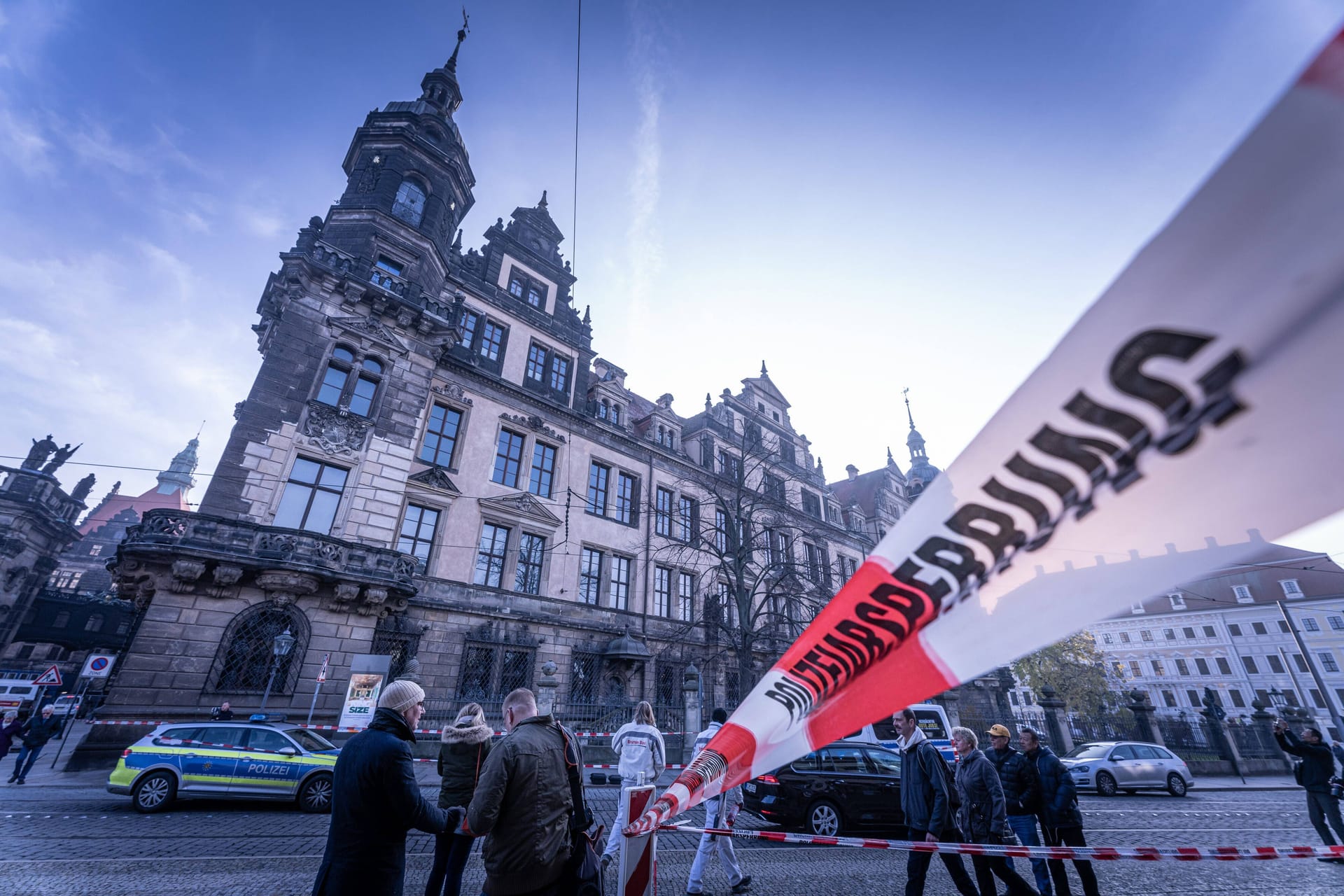 Bilder des Jahres 2019, News 11 November News Themen der Woche KW48 News Bilder des Tages Raub im Grünen Gewölbe In der Schatzkammer der Dresdner Residenz, dem Grünen Gewölbe, ist am frühen Montagmorgen eingebrochen worden. Der Raub betrifft den historischen Teil der wertvollen Sammlung. Polizisten sichern und untersuchen den Tatort rund um das Schloss Dresden.