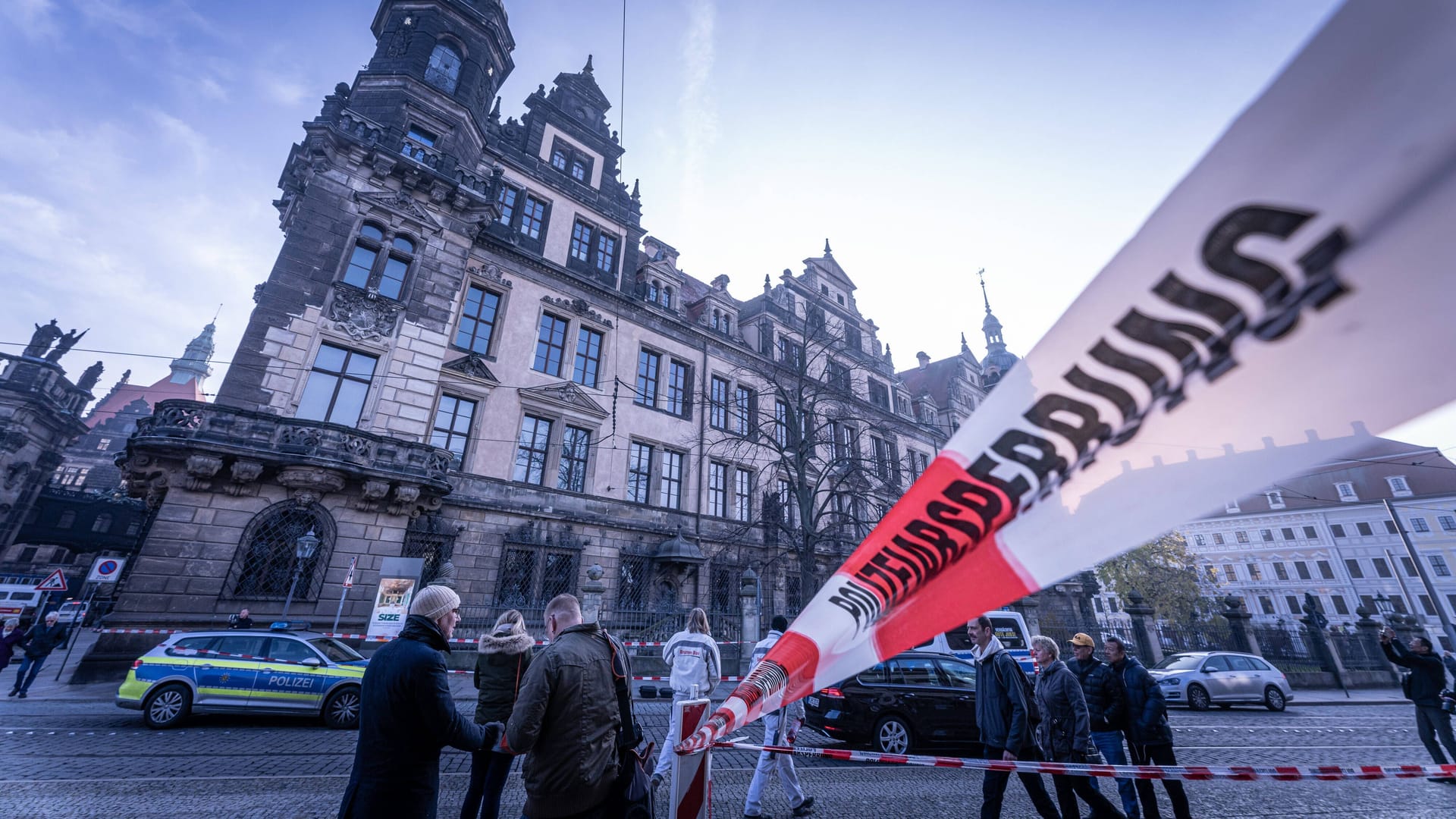 Bilder des Jahres 2019, News 11 November News Themen der Woche KW48 News Bilder des Tages Raub im Grünen Gewölbe In der Schatzkammer der Dresdner Residenz, dem Grünen Gewölbe, ist am frühen Montagmorgen eingebrochen worden. Der Raub betrifft den historischen Teil der wertvollen Sammlung. Polizisten sichern und untersuchen den Tatort rund um das Schloss Dresden. Bilder des Jahres 2019, News 11 November News Themen der Woche KW48 News Bilder des Tages Raub im Grünen Gewölbe In der Schatzkammer der Dresdner Residenz, dem Grünen Gewölbe, ist am frühen Montagmorgen eingebrochen worden. Der Raub betrifft den historischen Teil der wertvollen Sammlung. Polizisten sichern und untersuchen den Tatort rund um das Schloss Dresden.