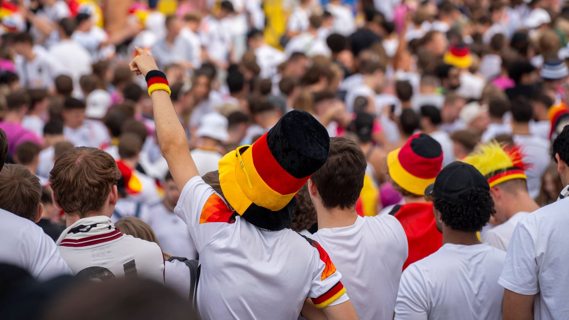 Deutschland-Fans beim Public Viewing in München (Archivbild): Deutschland-Fans beim Public Viewing in München (Archivbild):