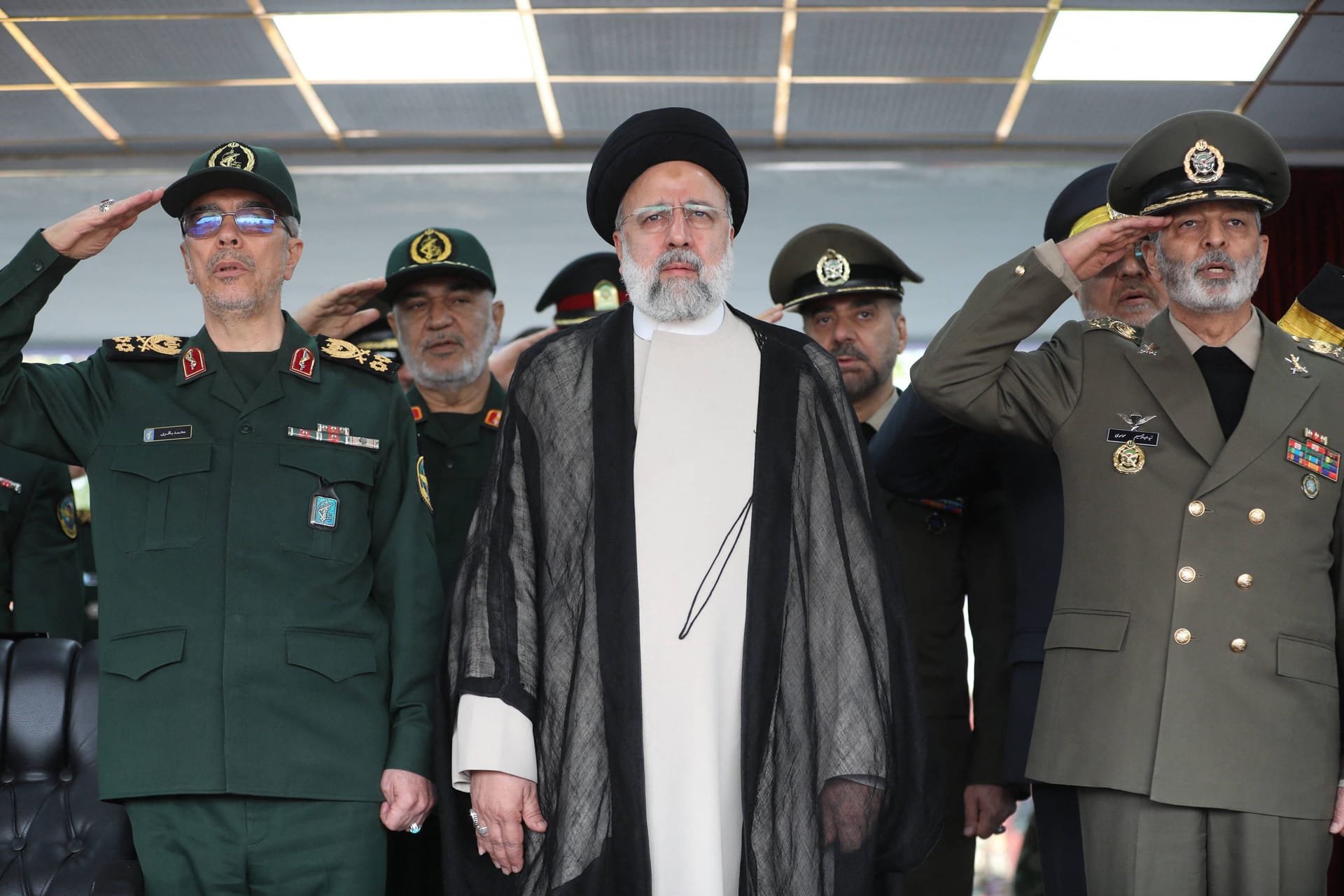 Mohammad Bagheri, Generalstabchef der iranischen Streitkräfte (links) zusammen mit dem damaligen Präsidenten Ebrahim Raisi (Mitte) und anderen hochrangigen Militärs bei einer Parade (Archivbild).
