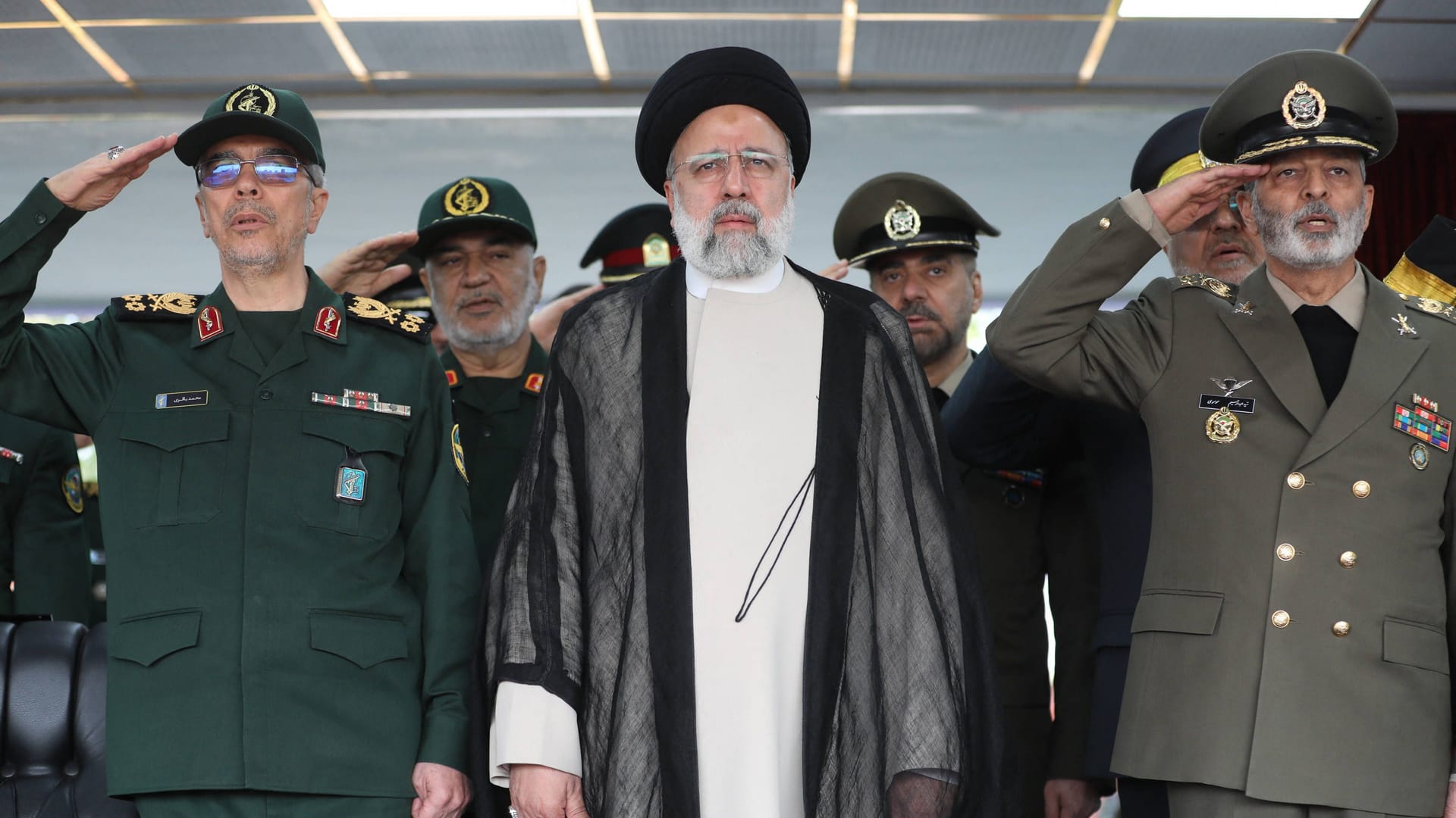 Mohammad Bagheri, Generalstabchef der iranischen Streitkräfte (links) zusammen mit dem damaligen Präsidenten Ebrahim Raisi (Mitte) und anderen hochrangigen Militärs bei einer Parade (Archivbild).