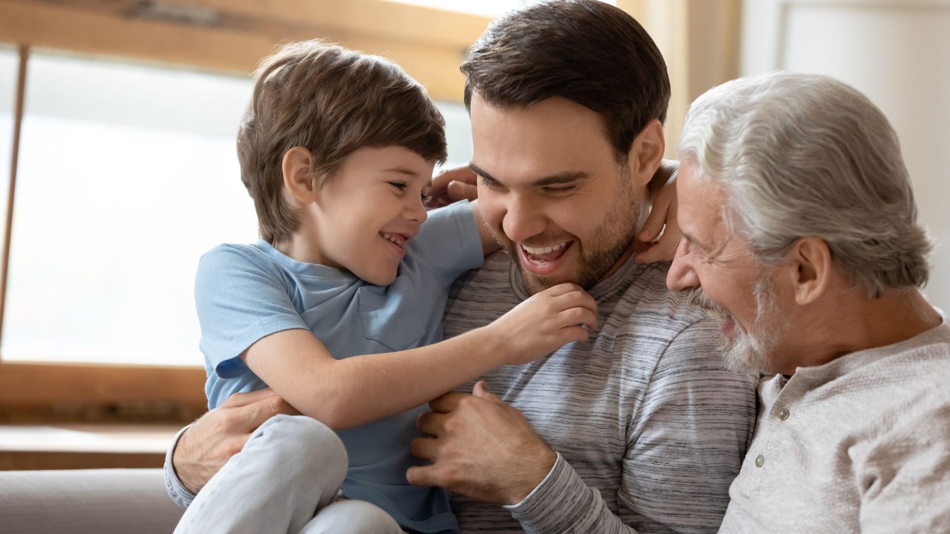 Familie: Vater, Sohn und Großvater