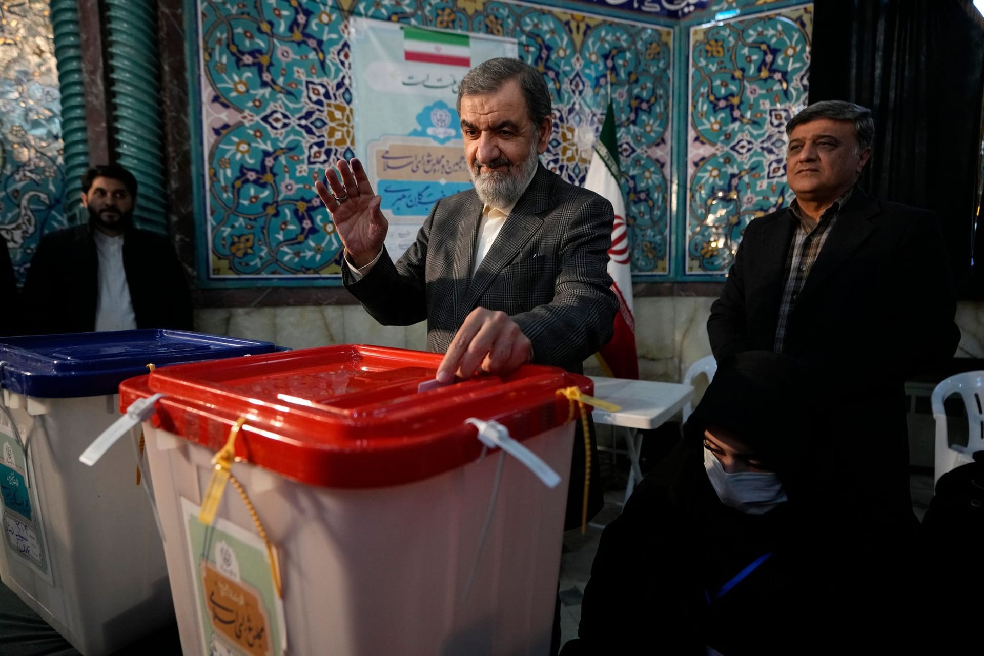 Mohsen Resai, ehemaliger Kommandeur der Revolutionsgarden, gibt während in einem Wahllokal seinen Stimmzettel ab.