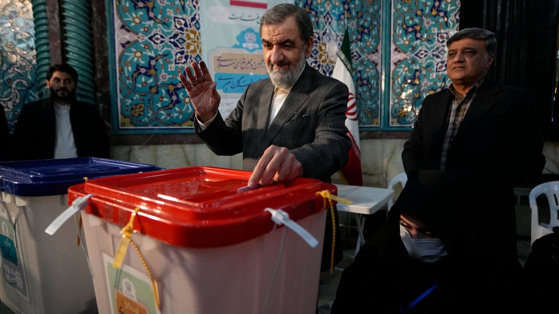 Mohsen Resai, ehemaliger Kommandeur der Revolutionsgarden, gibt während in einem Wahllokal seinen Stimmzettel ab. Mohsen Resai, ehemaliger Kommandeur der Revolutionsgarden, gibt während in einem Wahllokal seinen Stimmzettel ab.