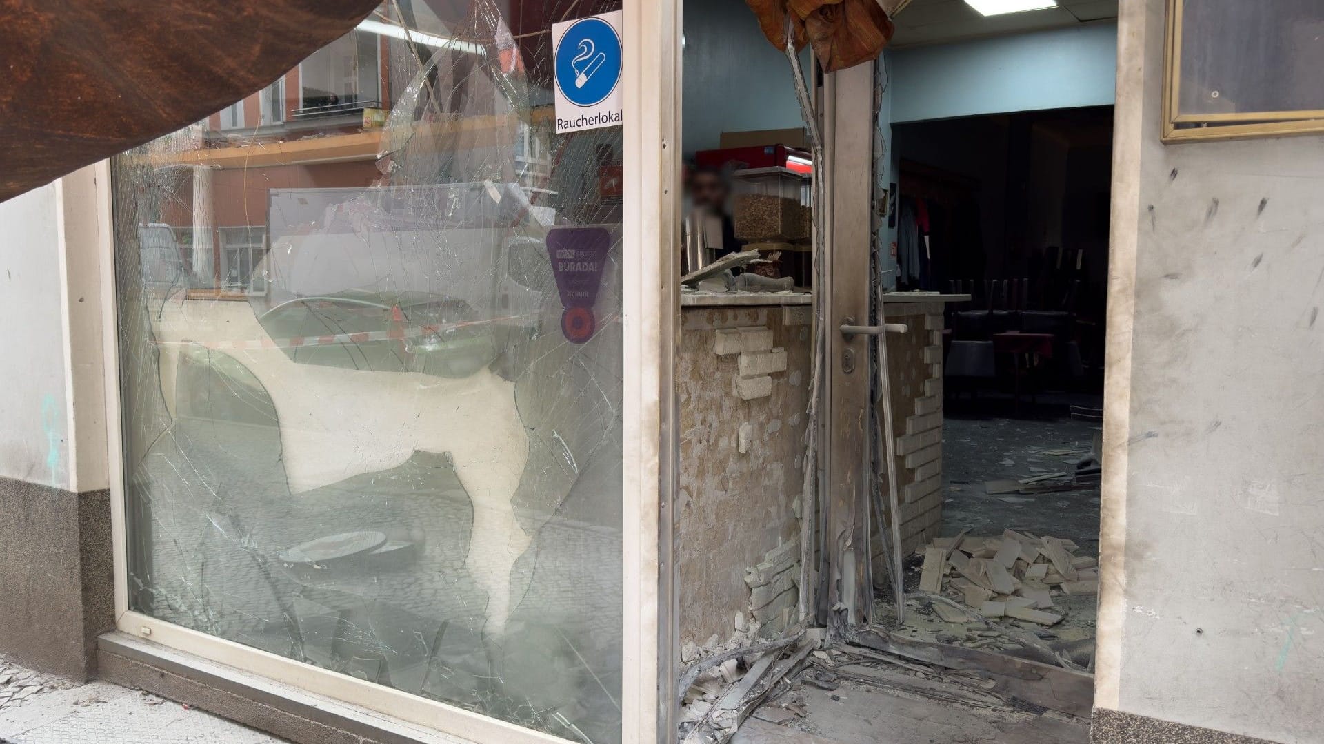 Zerstörtes Café in Neukölln: Ein Mitarbeiter konnte das Feuer löschen.