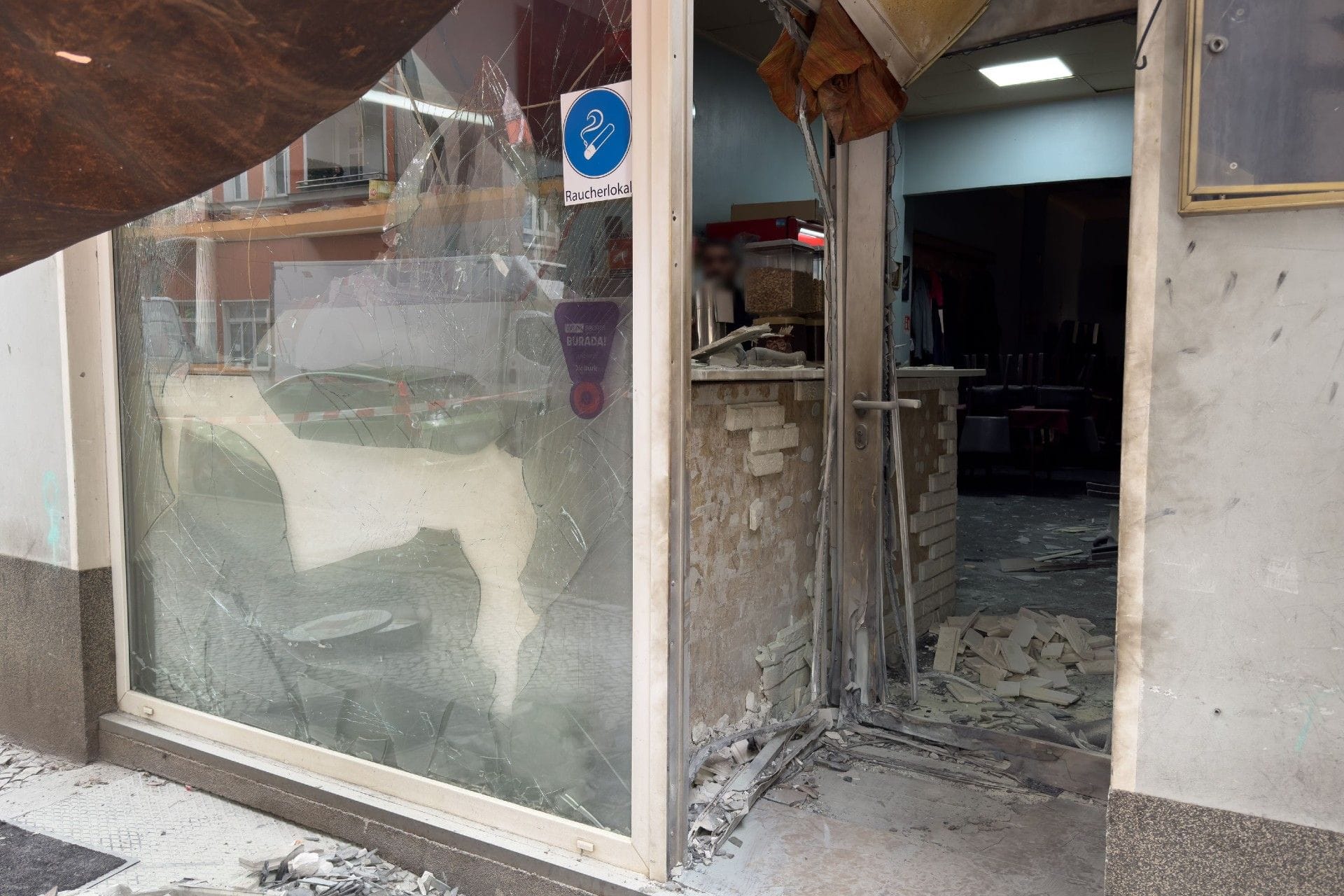 Zerstörtes Café in Neukölln: Ein Mitarbeiter konnte das Feuer löschen.