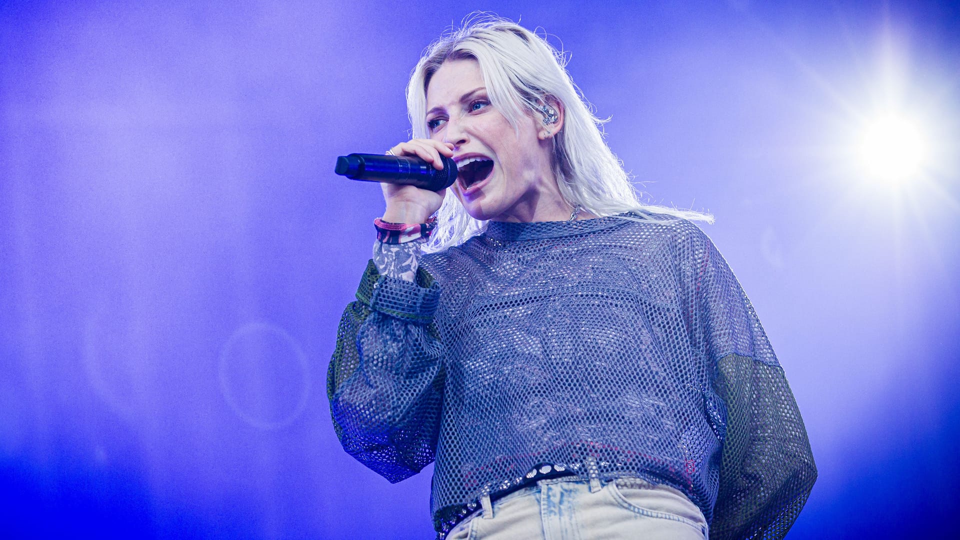 Emily Armstrong auf der Bühne in der Heinz-von-Heiden-Arena in Hannover: Linkin Park kommt im Sommer 2026 für zwei Konzerte erneut nach Hamburg. Emily Armstrong auf der Bühne in der Heinz-von-Heiden-Arena in Hannover: Linkin Park kommt im Sommer 2026 für zwei Konzerte erneut nach Hamburg.