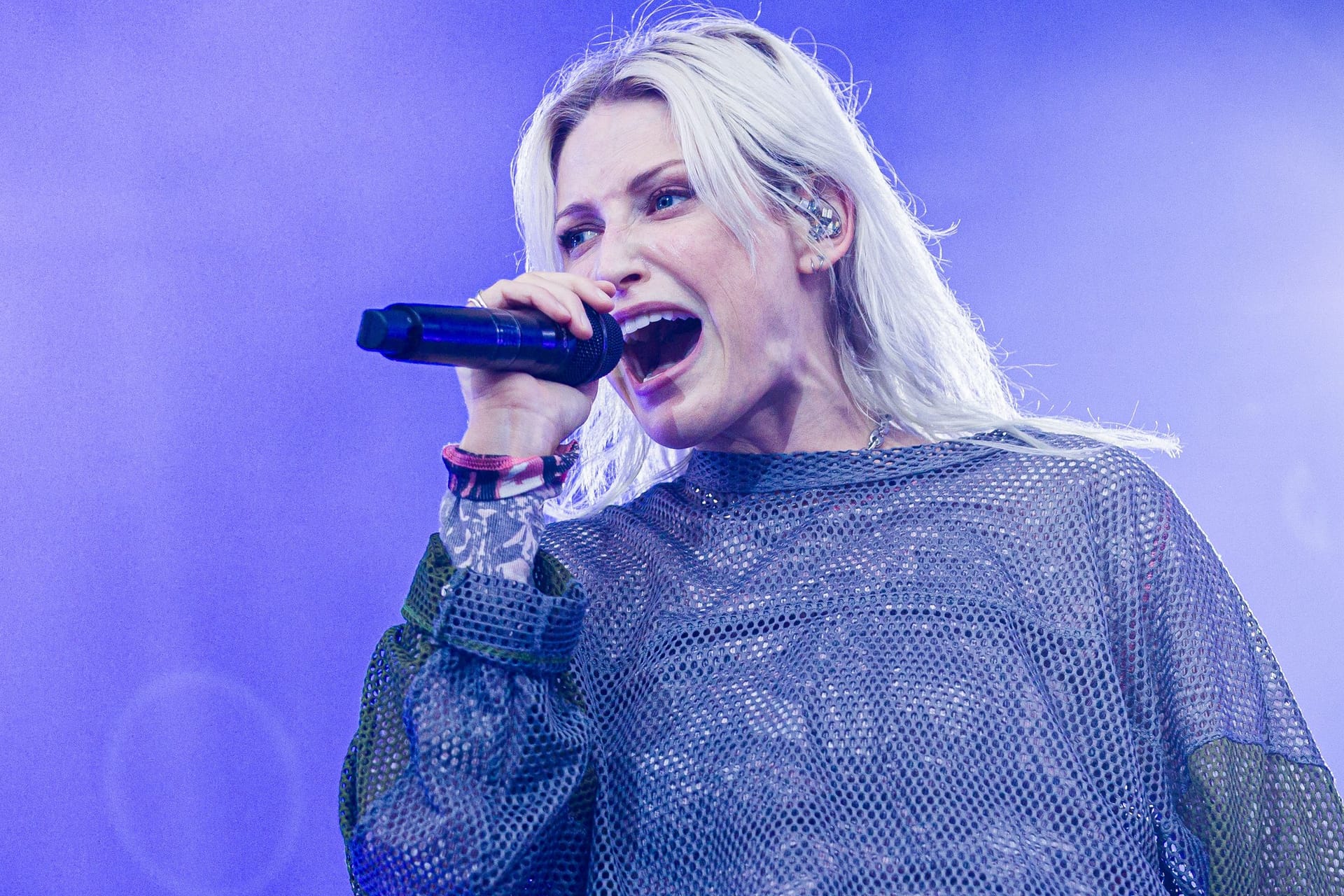 Emily Armstrong auf der Bühne in der Heinz-von-Heiden-Arena in Hannover: Linkin Park kommt im Sommer 2026 für zwei Konzerte erneut nach Hamburg.
