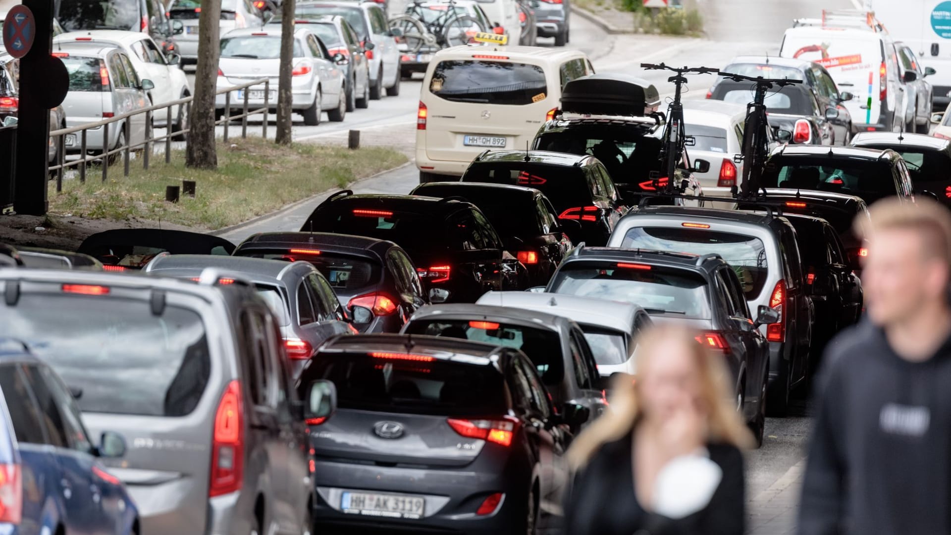 Ob B4 oder B75 - die großen Straßen in Hamburg waren nicht nur wegen der Elbtunnelsperrung am Wochenende richtig voll.