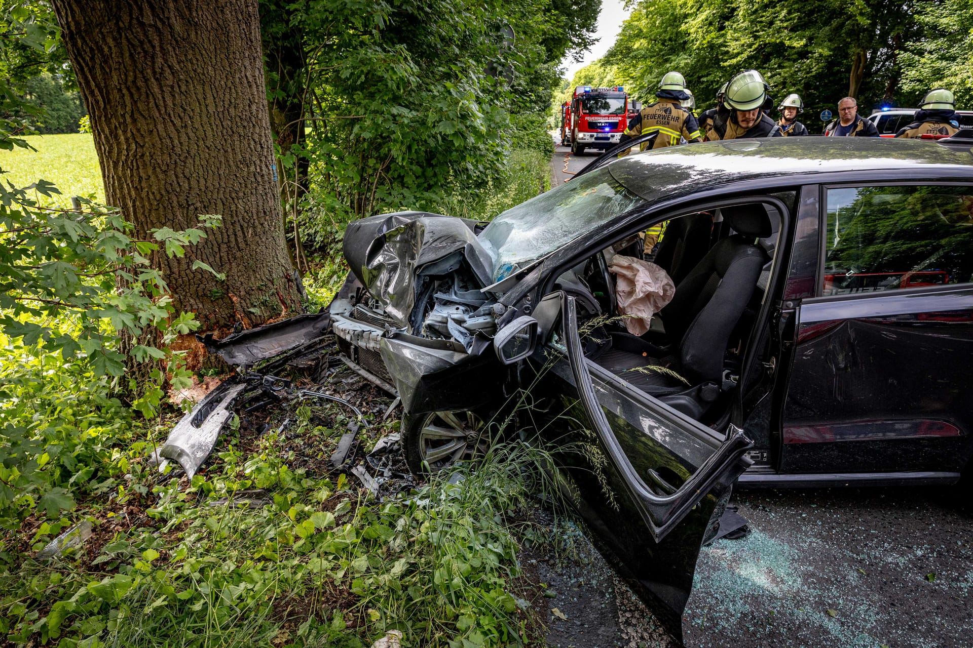 Die Front des VW Polos wurde durch den Aufprall schwer beschädigt: Auch der Kühler soll durch den Unfall geplatzt sein, wodurch es zu einer massiven Rauchentwicklung kam. Die Front des VW Polos wurde durch den Aufprall schwer beschädigt: Auch der Kühler soll durch den Unfall geplatzt sein, wodurch es zu einer massiven Rauchentwicklung kam.