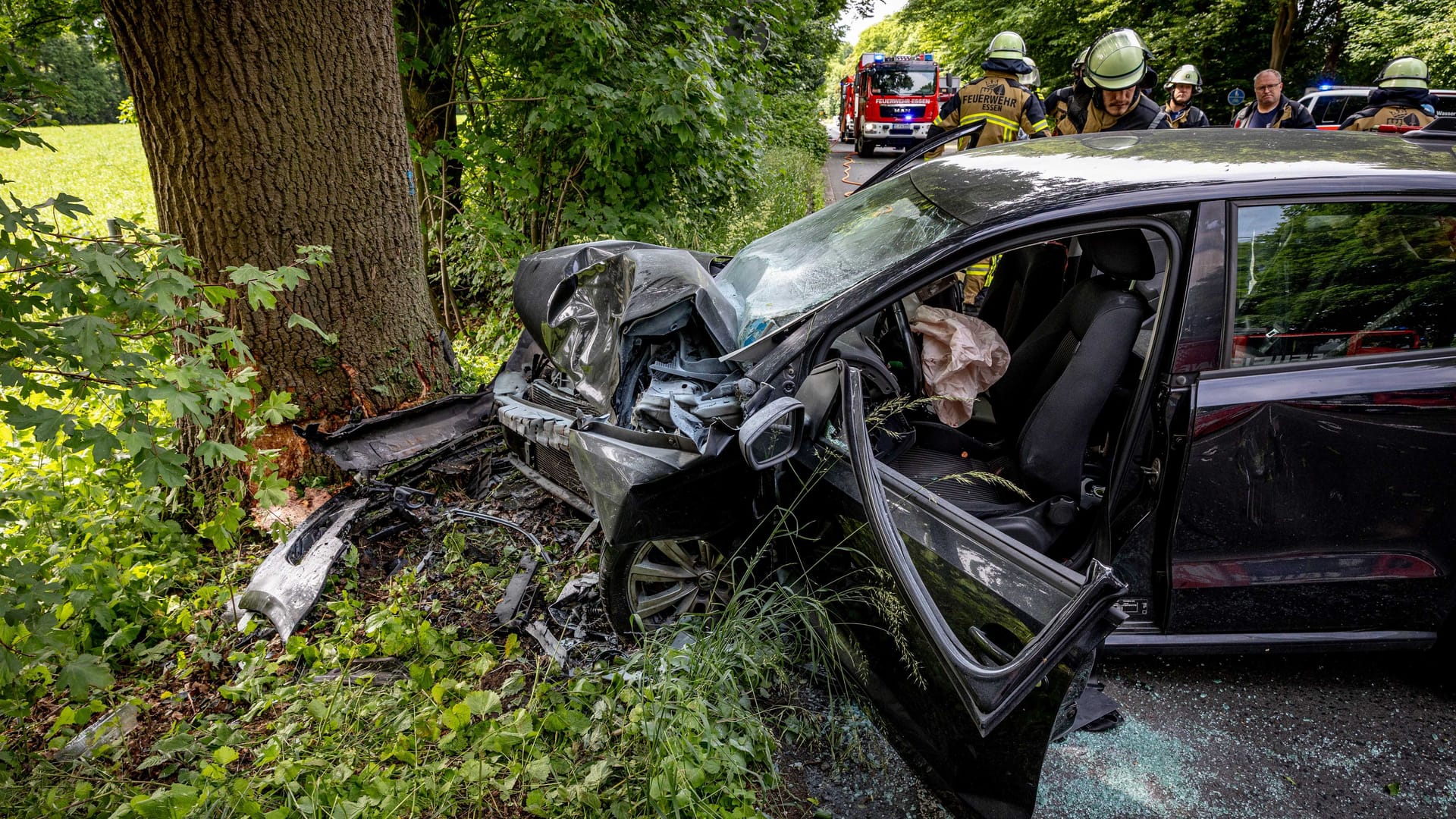 Die Front des VW Polos wurde durch den Aufprall schwer beschädigt: Auch der Kühler soll durch den Unfall geplatzt sein, wodurch es zu einer massiven Rauchentwicklung kam.