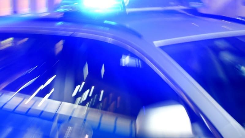 Streifenwagen mit Blaulicht (Symbolbild): Polizeikontrolle entlarvt jahrzehntelanges Fahren ohne Lizenz.