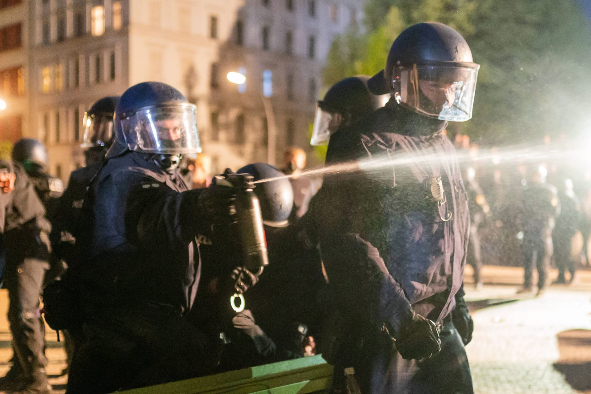 Gefahrenabwehr (Archivbild): Ein Berliner Polizist versprüht während einer Demonstration Pfefferspray.