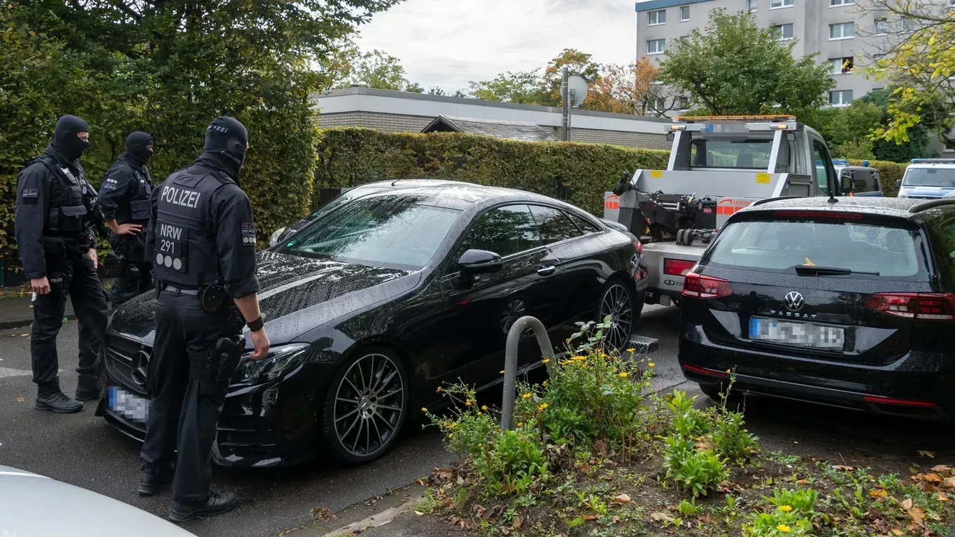 Diesen hochpreisigen Mercedes stellte die Polizei bei den Ermittlungen sicher (Archivbild): Der Düsseldorfer muss sich vor Gericht verantworten. Diesen hochpreisigen Mercedes stellte die Polizei bei den Ermittlungen sicher (Archivbild): Der Düsseldorfer muss sich vor Gericht verantworten.