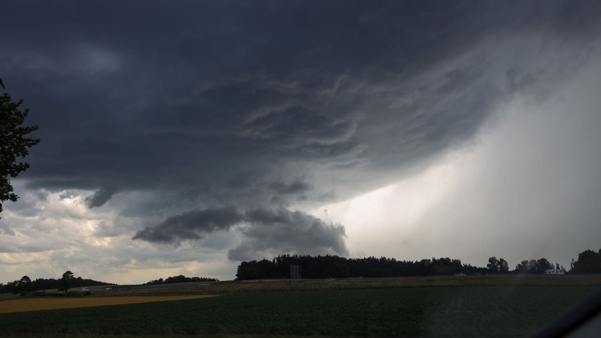 Dunkle Gewitterwolken über dem Landkreis Neu-Ulm.