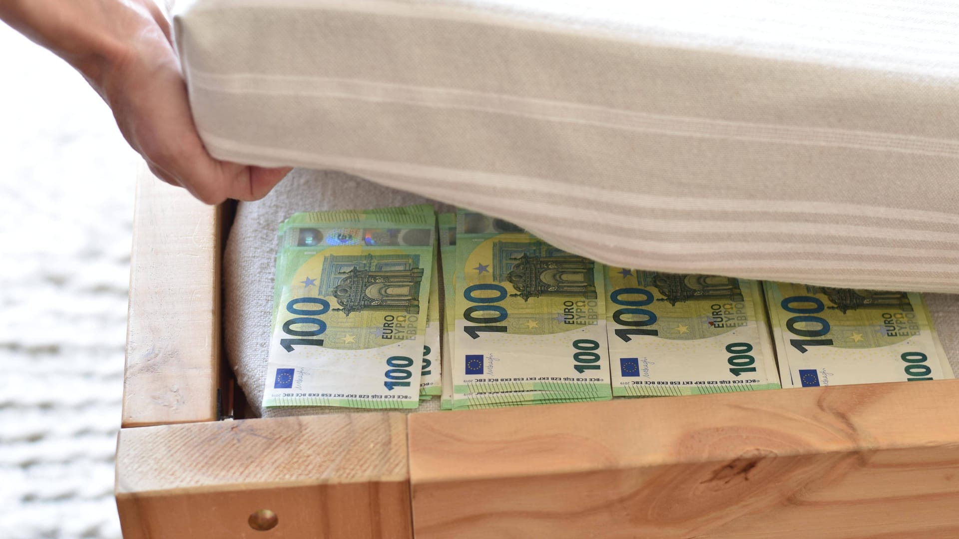 Schlechtes Versteck: Sein Geld unter der Matratze zu verstecken, ist keine gute Idee.