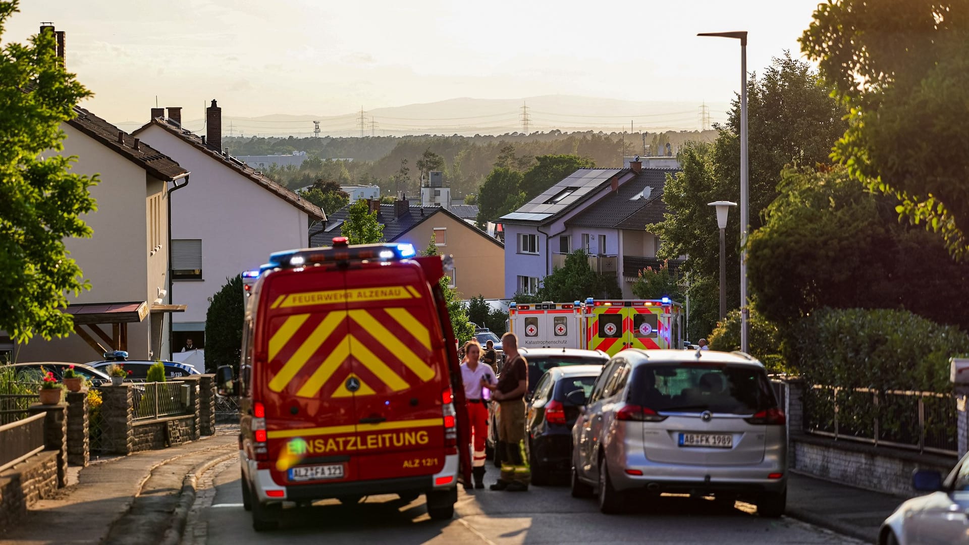 Großer Polizeieinsatz in Alzenau in Unterfranken: Zwei Menschen sollen getötet worden sein.