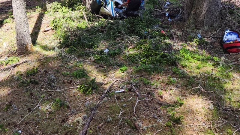 Rettungskräfte sind nach einem Hubschrauberabsturz im Pustertal im Einsatz: Ein deutscher Pilot kam ums Leben. Rettungskräfte sind nach einem Hubschrauberabsturz im Pustertal im Einsatz: Ein deutscher Pilot kam ums Leben.