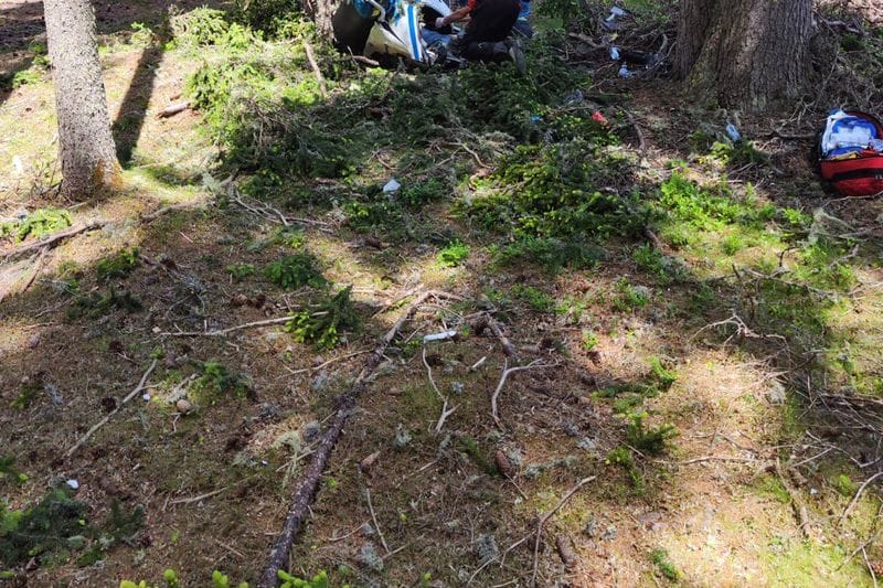Rettungskräfte sind nach einem Hubschrauberabsturz im Pustertal im Einsatz: Ein deutscher Pilot kam ums Leben.