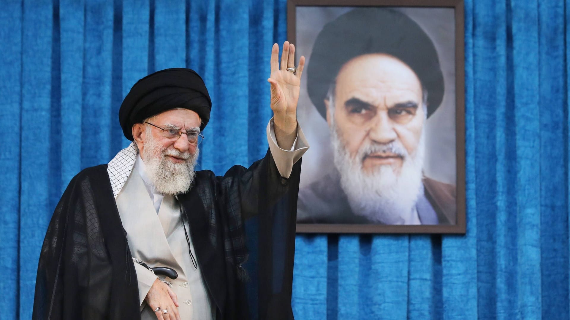 Ayatollah Ali Khamenei und sein Vorgänger Ayatollah Ruhollah Khomeini, der Gründer der islamischen Republik (Archivfoto): Seit Jahrzehnten drohen sie Israel zu vernichten.