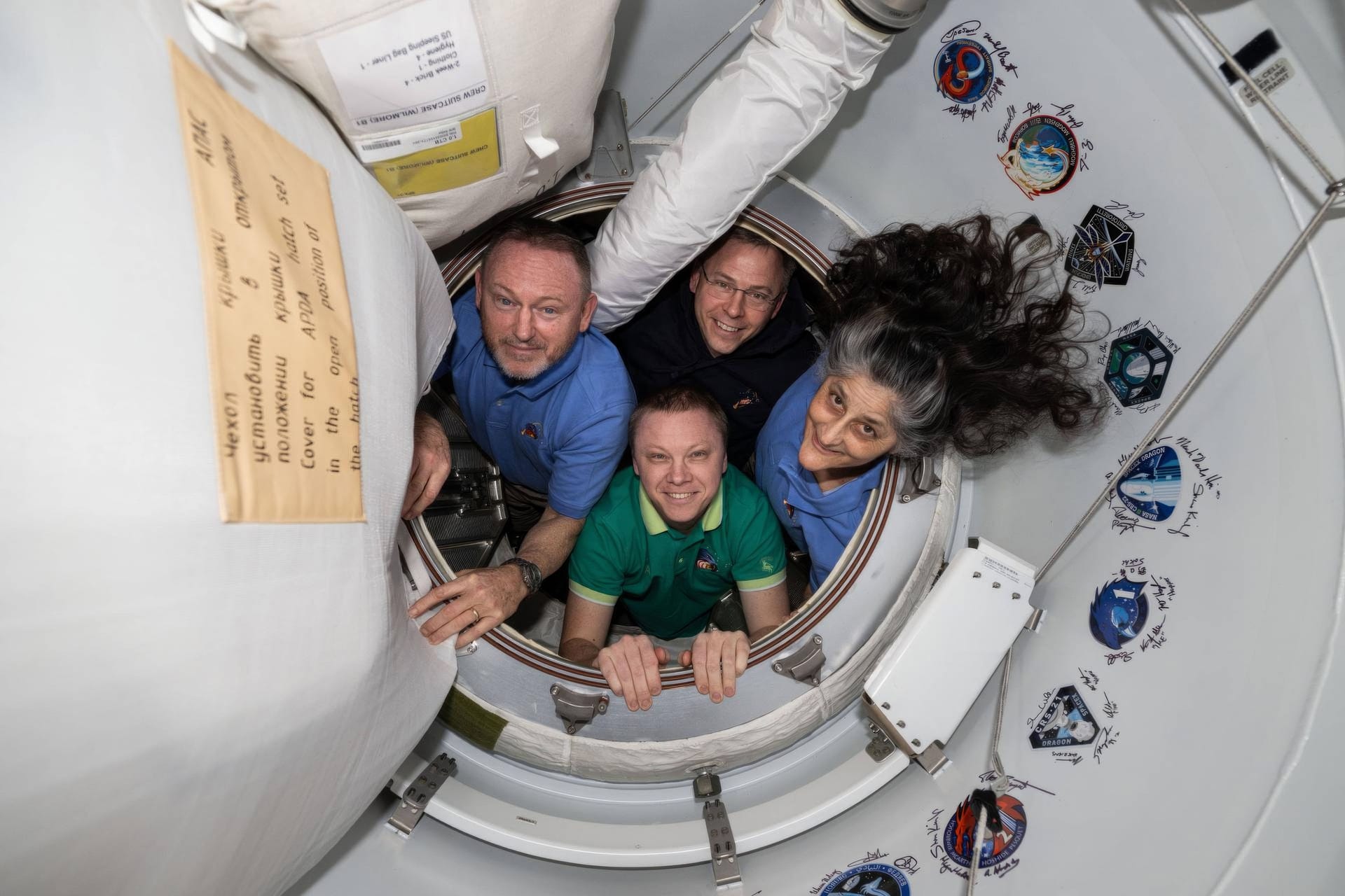 März 2025: Drei Nasa-Astronauten und ein Kosmonaut posieren auf der ISS in der Luke zur Dagron-Kapsel.