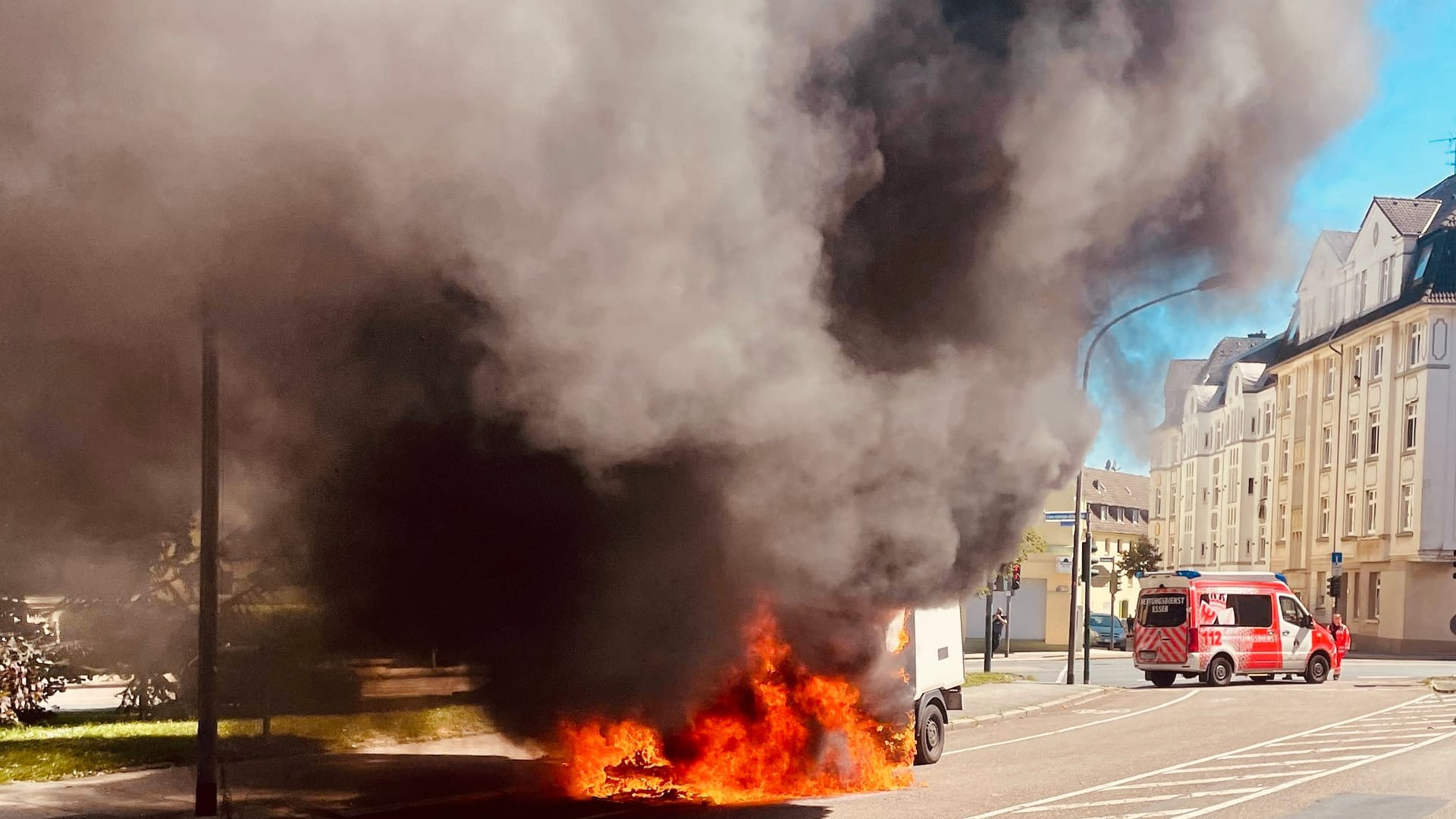 Die Flammen lodern lichterloh: Im Essener Südostviertel ist am Montagmorgen ein Kleintransporter vollständig ausgebrannt.