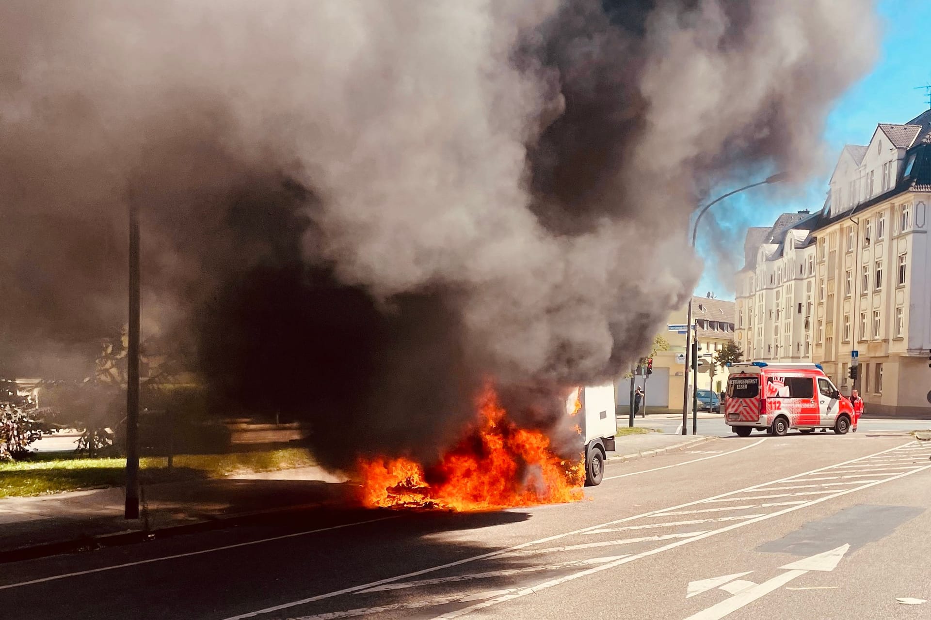 Die Flammen lodern lichterloh: Im Essener Südostviertel ist am Montagmorgen ein Kleintransporter vollständig ausgebrannt.
