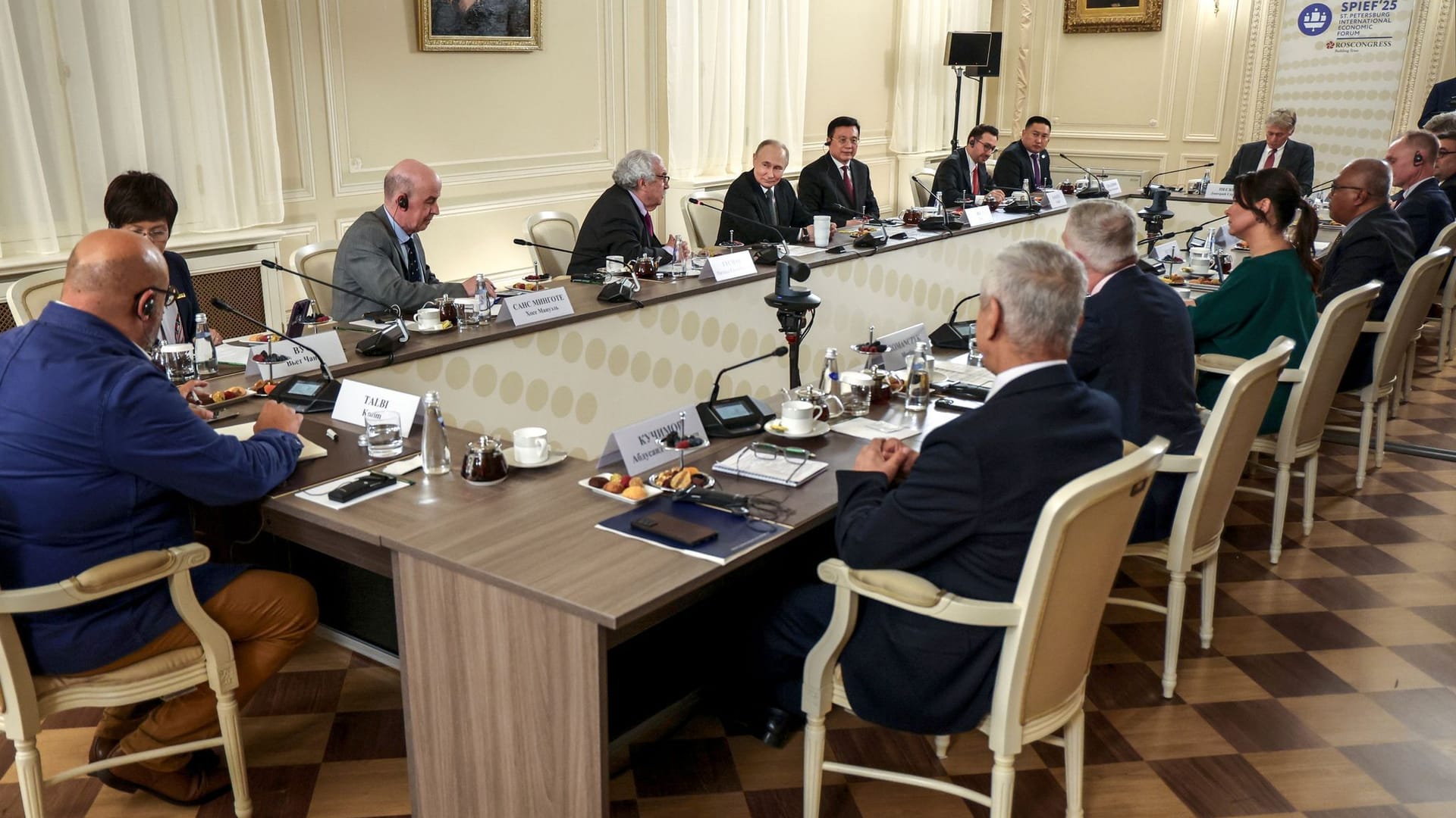 Putin trifft internationale Nachrichtenagenturen