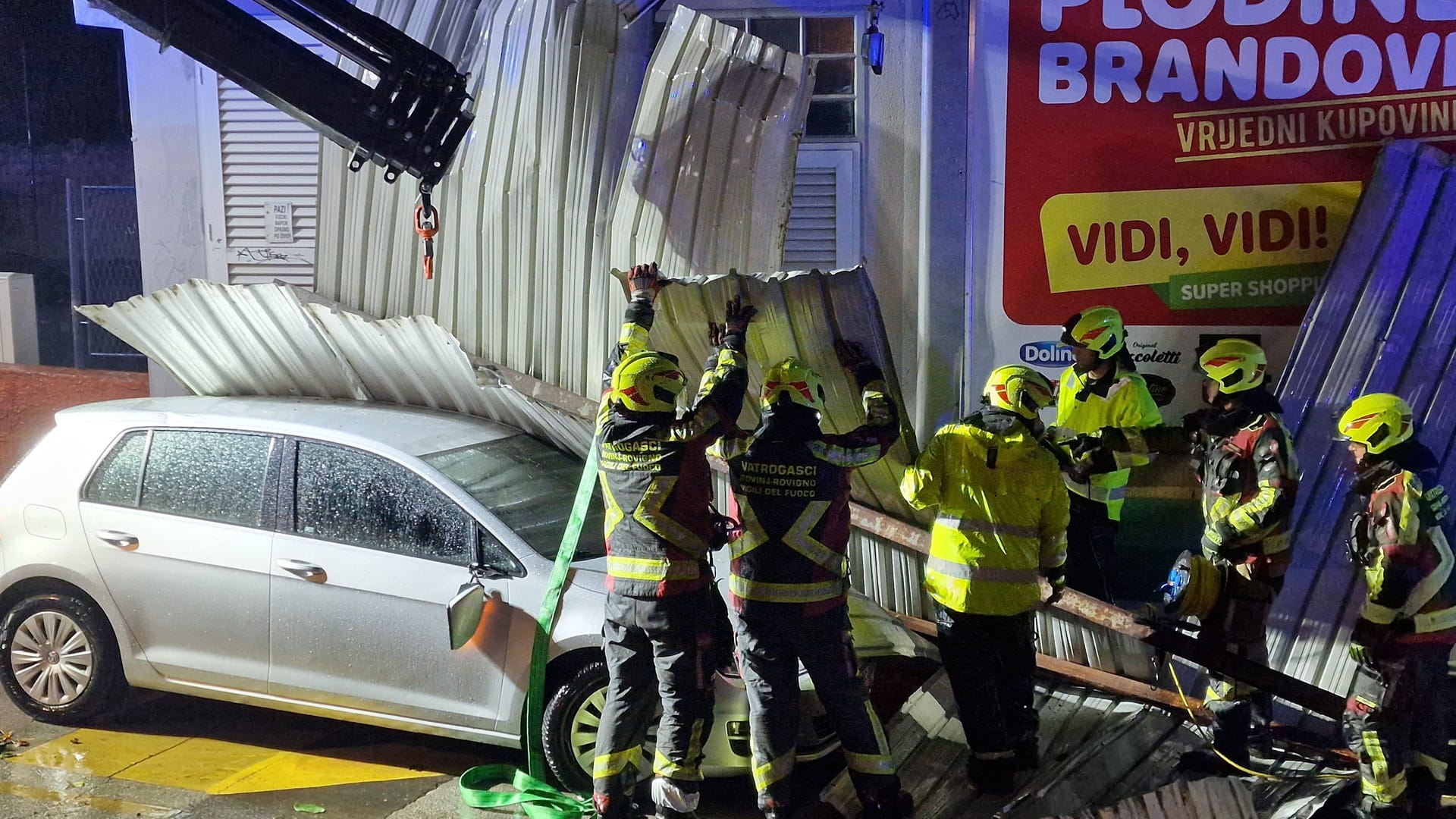 Ein beschädigtes Auto in der kroatischen Stadt Rovinj: Ein heftiger Sturm hat die Hafenstadt heimgesucht.