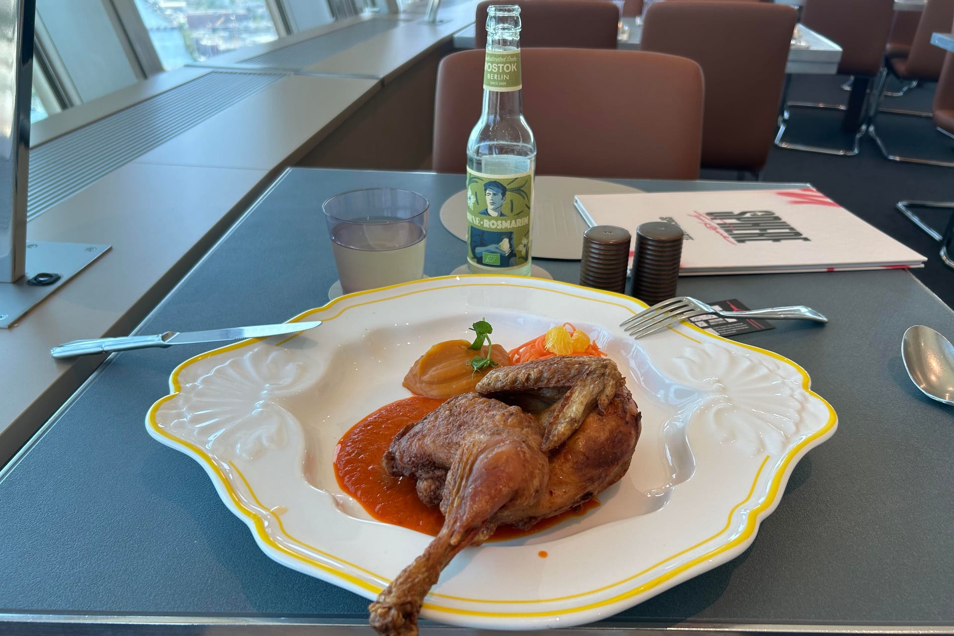 Broiler von Tim Raue: Halbes Hähnchen über den Dächern Berlins. Aufgenommen am 20. Juni 2025.