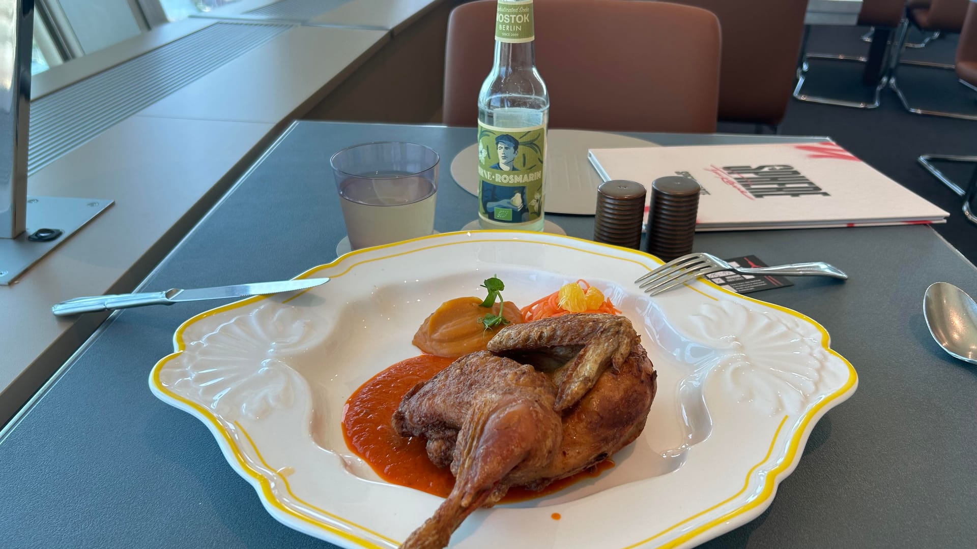 Broiler von Tim Raue: Halbes Hähnchen über den Dächern Berlins. Aufgenommen am 20. Juni 2025. Broiler von Tim Raue: Halbes Hähnchen über den Dächern Berlins. Aufgenommen am 20. Juni 2025.
