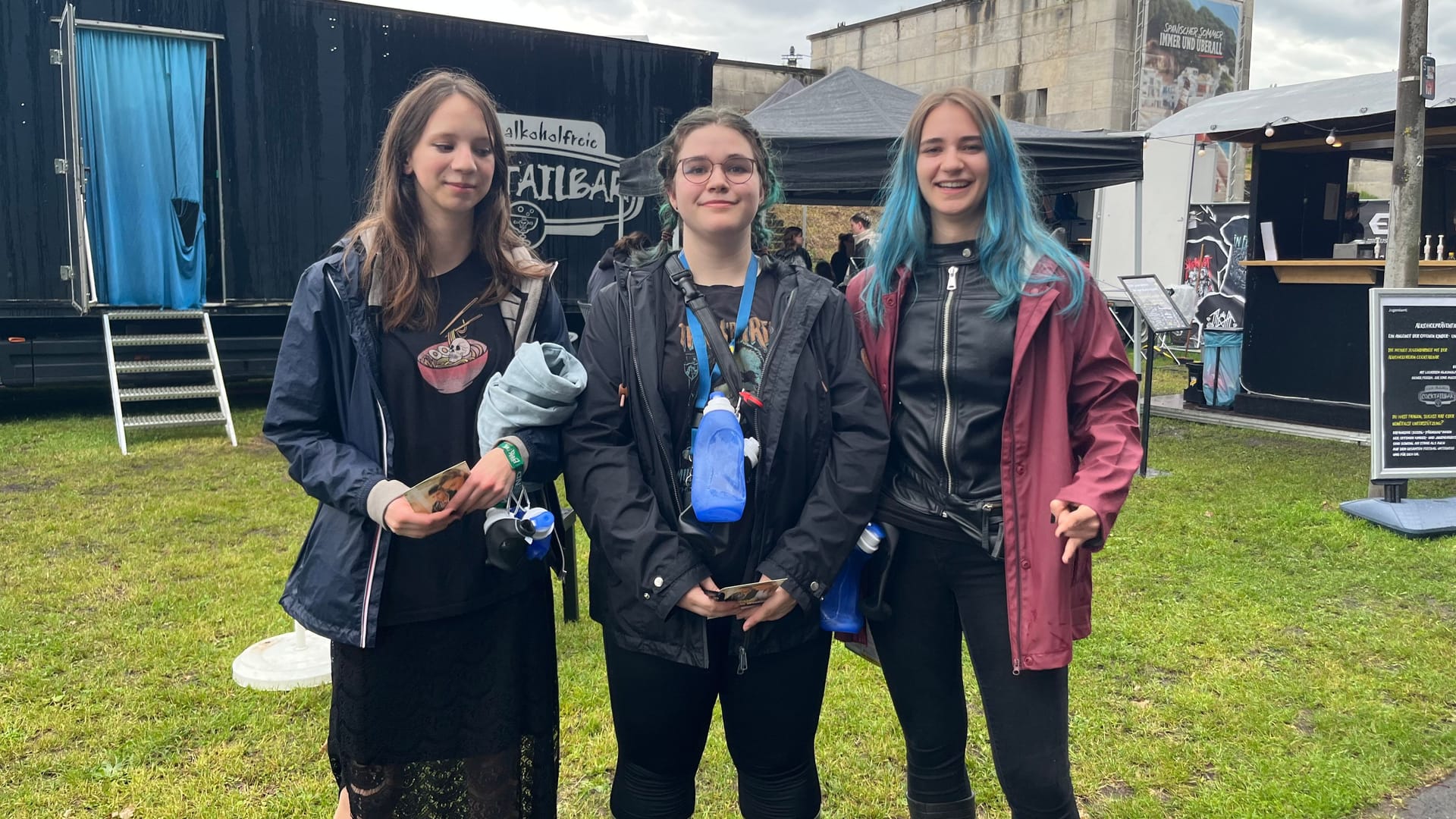 Verena (17), Franziska (20) und Fiona (18) bleiben lieber zusammen.
