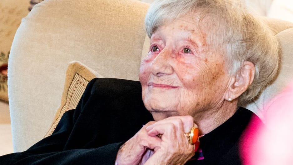 Die gebürtige Hamburgerin Ottilie Reimers an ihrem 112. Geburtstag in einer Seniorenwohnanlage (Archivfoto): Ende Mai ist die Hamburgerin im Alter von 112 Jahren gestorben.