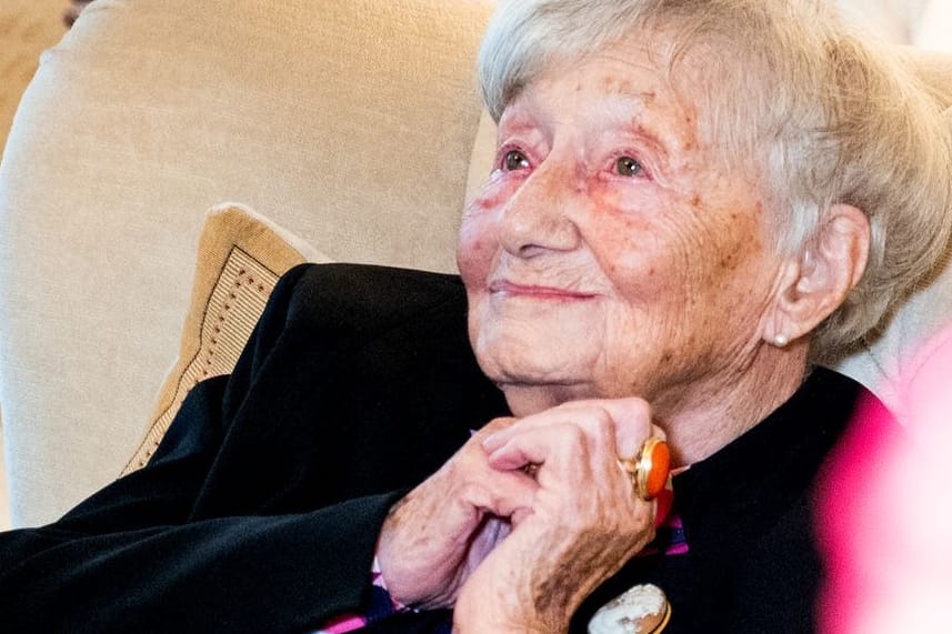 Die gebürtige Hamburgerin Ottilie Reimers an ihrem 112. Geburtstag in einer Seniorenwohnanlage (Archivfoto): Ende Mai ist die Hamburgerin im Alter von 112 Jahren gestorben.