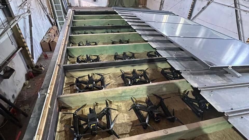 Drohnen versteckt unter den Dächern mobiler Häuschen: Dieses von ukrainischen Medien verbreitete Bild soll die Vorbereitungen der Geheimdienstoperation auf russischem Boden zeigen.
